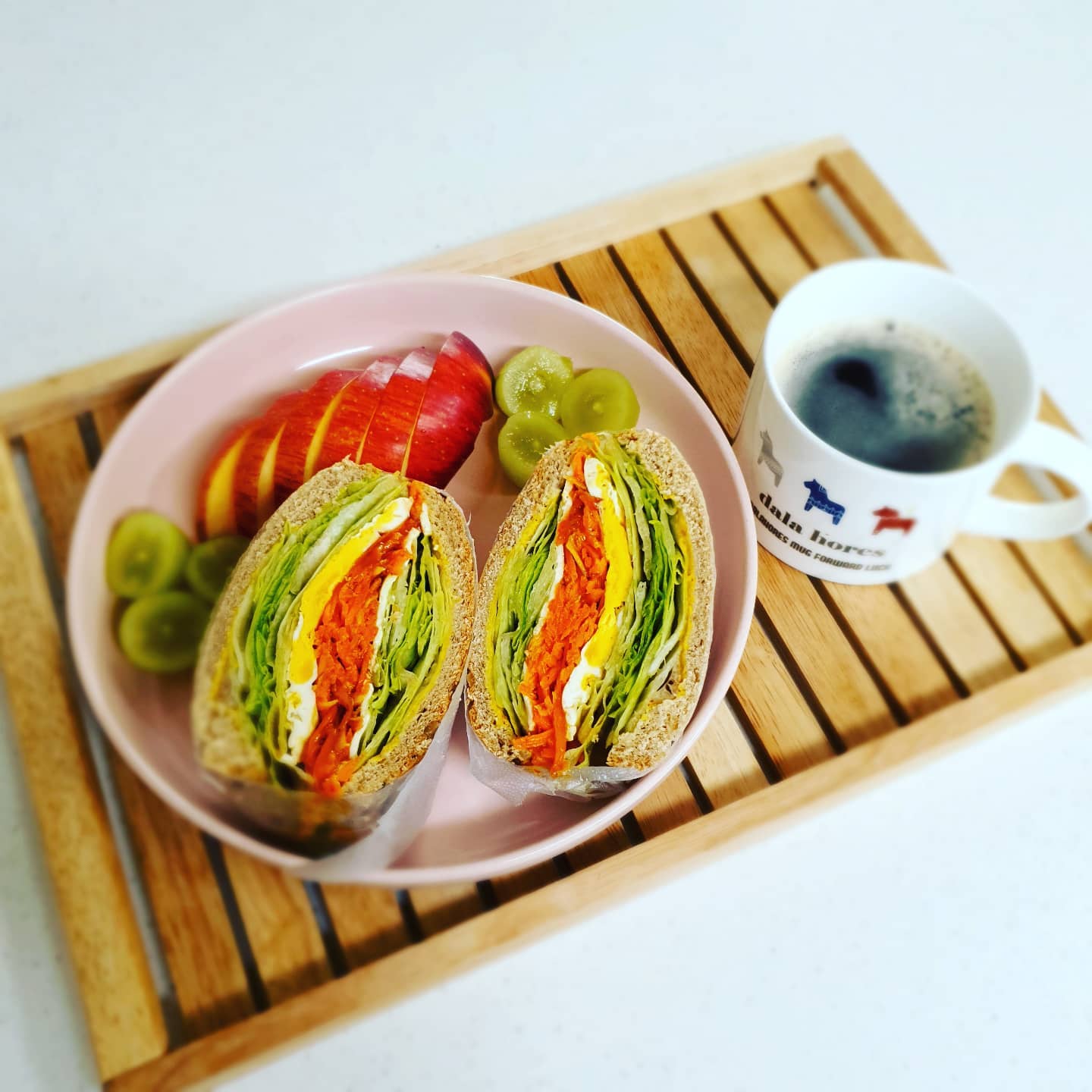 오늘아침메뉴는 당근라페샌드위치!
그동안 당근라페의맛이 정말 궁금했는데 이제서야.. 사람들이 많이 만들어먹는 이유가있구나!!
은근히 매력있는 당근을맛나게 먹을 수있는 당근라페!!
샌드위치로만들어먹으니 꿀맛~~

#당근라페#당근라페샌드위치#브런치#요리하는주부#딸맘#초딩맘#플레이팅