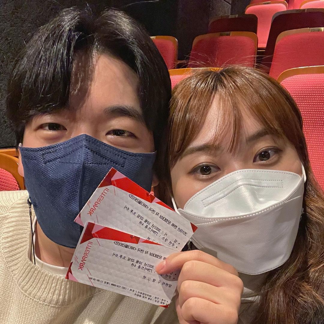 ᰔ망고커플ᰔ on Instagram: “🎬협찬 @ziancompany 처음으로 망고파파와 연극을 보러 대학로에 다녀왔어요(얏호) 감사하게도 협찬을 받아 보러 가게 된 연극 ‘뷰티풀 라이프’ 부모님 생각도 많