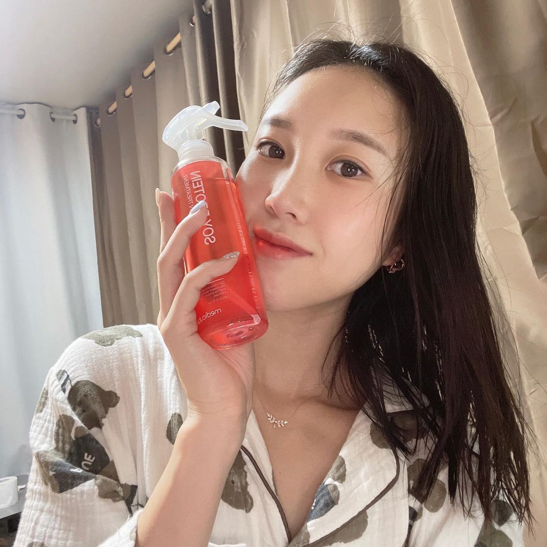 영선🦋 on Instagram: “읏츄 읏츄🥶 (협찬제품) 🍁소이 프로틴 노워시 트린트먼트🍁 운동선수가 직업이다 보니 하루에 2-3번은 기본으로 머리를 감기도 하고 기분전환 으로 탈색이며 염색이