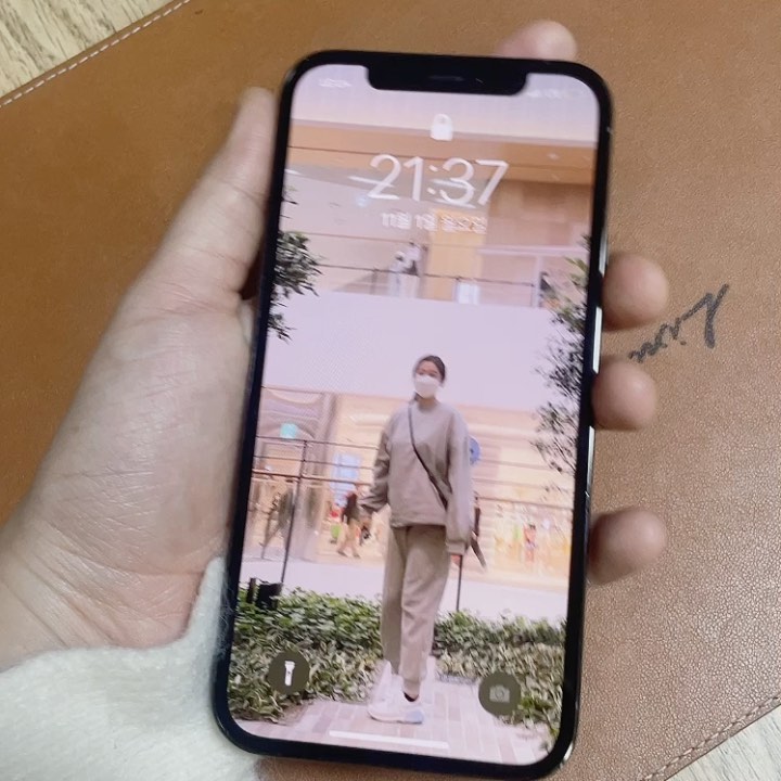 😍’s Instagram photo: “#협찬 #다이아큐브액정보호필름 짜잔🤟🏻✨ 완전 신기하쥬? 좌우시야각 차단으로 완벽한 사생활보호가 가능합니다🌟💕 게다가 화질은 더욱 선명하고 튼튼하기까