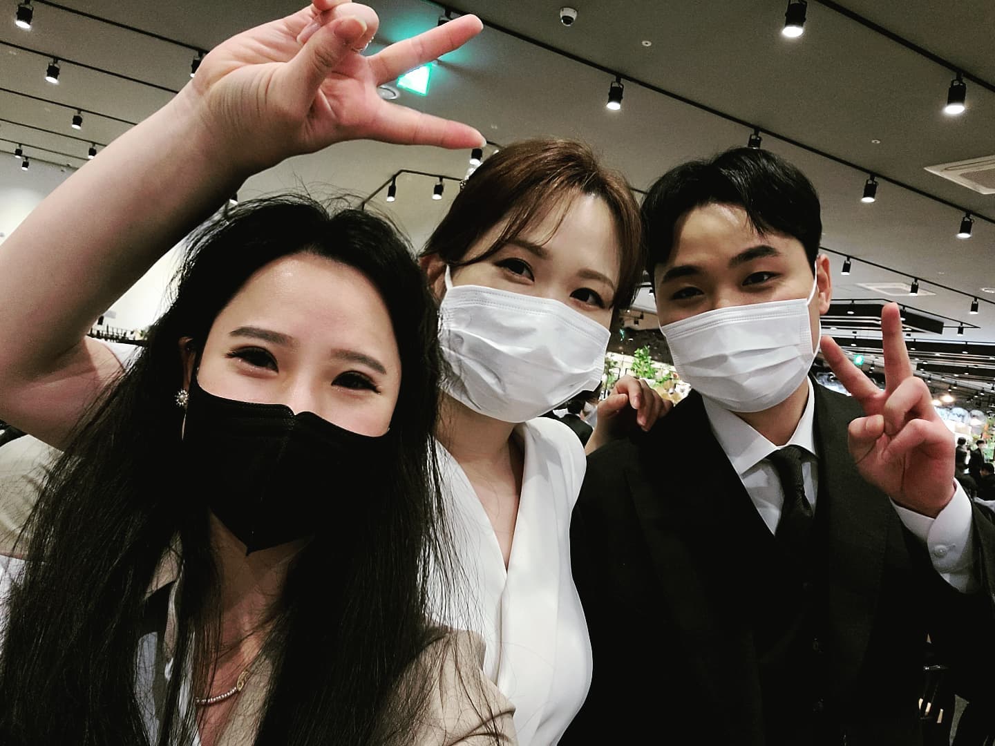 𖤐
⠀
철 없던 철부지 시절 
함께 울고 웃던 녀석 둘이
믿기지 않지만 진짜로 결혼을 해버렸다 🎎
⠀
#축하한다 #잘살어라 #둘다내친구