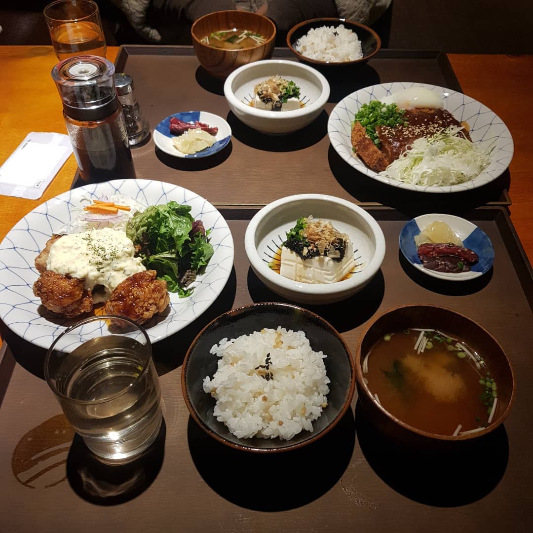 이번 주말, 어쩐지
일식 식도락 여행 🍱
.
치킨난반정식, 미소카츠정식.
커피젤리오레를 못먹어서 아숩.
메뉴판부터 음식까지 모두 좋음👏
혼밥이라면 고독한미식가 ssap가능.
kinto____ 
#치킨난반정식#부평시장맛집
.
카이센동정식.
가격대가 좀 있지만, 가볼만한 곳.
깔끔하고 회가 정말 맛있었다.
연어가 맛있어서 사케동도 기대.
해초숙성와사비💚
joh_songdo
#송도카이센동#커넬워크맛집
