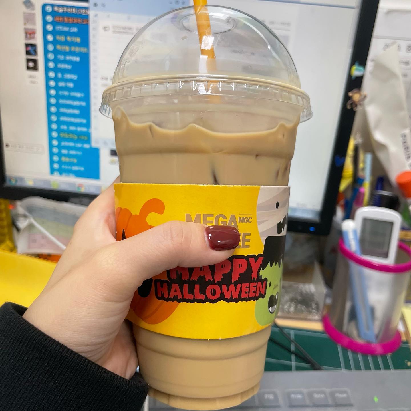 울님들 월요팅!!❤️ 오늘도 저는 지각하고 부랴부랴..
일하고 왔어요 이제 연말 다 되가서 회사가 바뿌네요
울님들 맛점 하시구 👾 화이팅❤️
.
.
.
.
.
#직장인 #직장인스타그램 #월요일 #월요팅 #출근