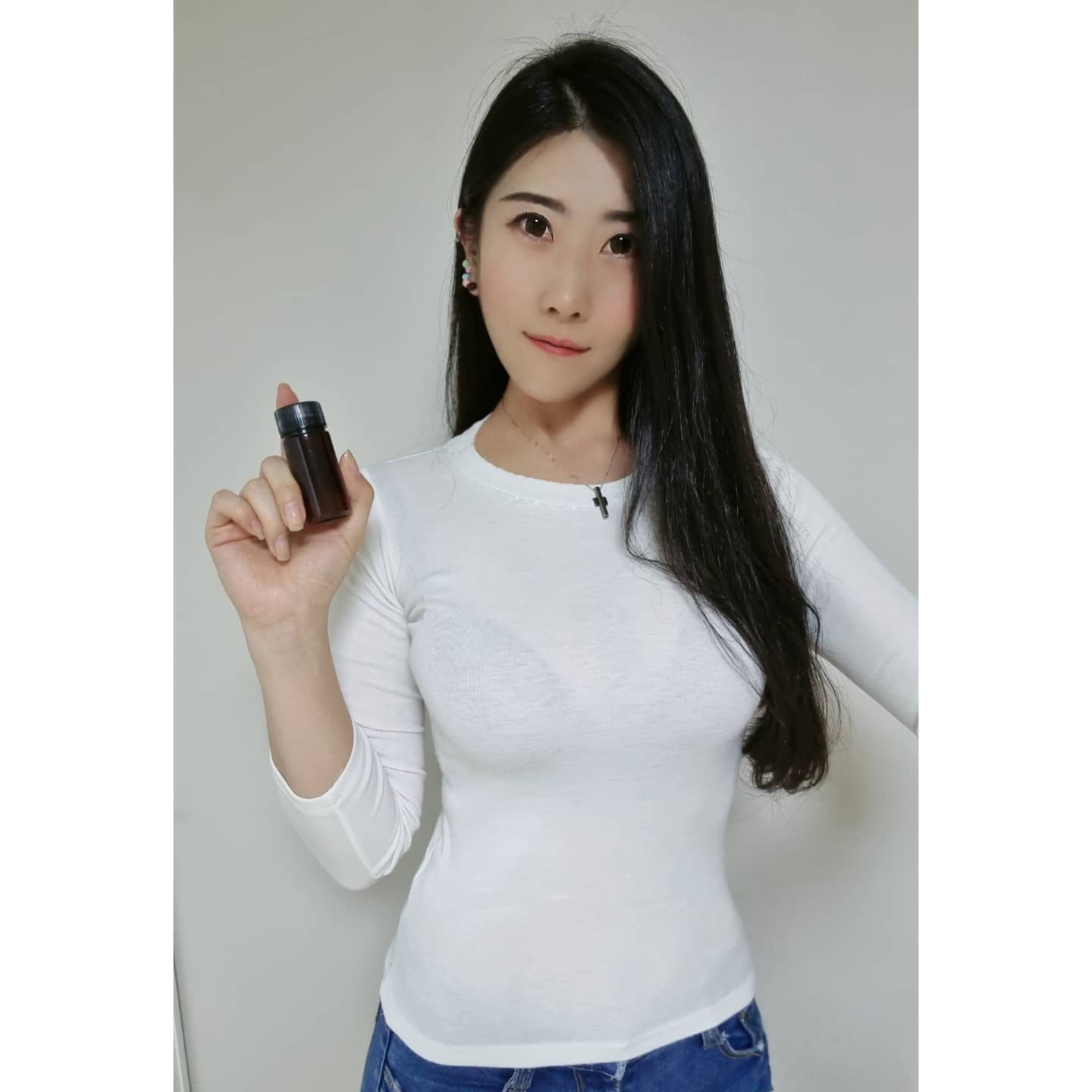 #협찬 
스트레스를 먹는걸로 푸는 1인인데 요근래에 이사문제로 너무 스트레스 받아서 엄청 먹어댓더니 살이 미친듯이 올라서 옷들이 다 낑기다 못해 몸을 꾸겨 넣어야 겨우 들어가는 정도까지 오니 이러다 진짜 굴러 다니겠다 싶어 다이어트환의 힘을 빌려 원래 사이즈로 돌아가기 프로젝트 했더니 확실히 식욕이 줄고 폭식하던 습관도 고치고 이제는 평소 먹는양보다도 적게 먹게 되니 조금씩 예전 몸으로 돌아가는듕 🤗
지방에 살고 있어 방문이 어려워 전화로 꼼꼼하게 상담을하고 택배로 바로 받아서 먹을 수가 있어 너무 편리하고 좋더라구요 ! 
#감체환 은 작은 환타입이라 목넘김이 부담스럽지 않고 한통씩 휴대하고 다니며 먹을수 있어서 간편하고 좋아여 👍
다이어트 하시는 분들에게 추천 드립니당!!
.
.
.
#한약다이어트한의원 #다이어트환 #한의원다이어트환 #다이어트한약환  #살빼는한약 #식욕억제추천 #다이어트약추천#효과빠른다이어트약 #식욕억제한약 #비만한의원 #다이어트한의원 #한방다이어트한약 #다이어터 #유지어터 #몸매 #운동 #식욕조절 #식욕억제