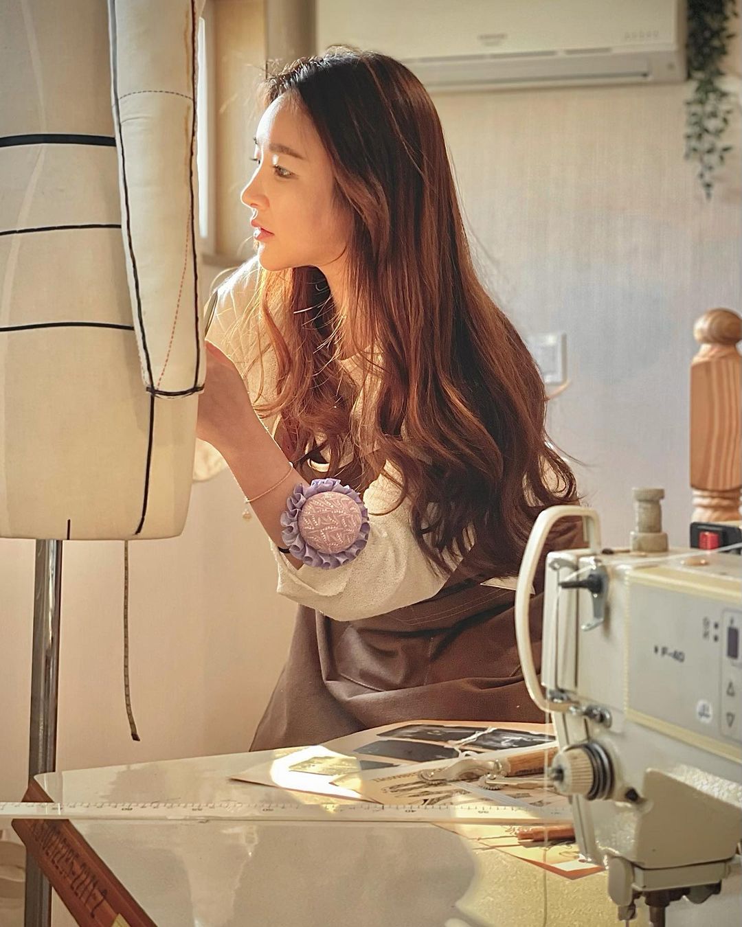 양지댁 on Instagram: “#광고 의상전공을하고, 서른이 넘은 지금까지도 이쪽업계에 종사하고있어요. 작업할때 기존에 사용하던 포켓이 없는앞치마는 불편할때가 많았는데, 요 앞치마는 센터