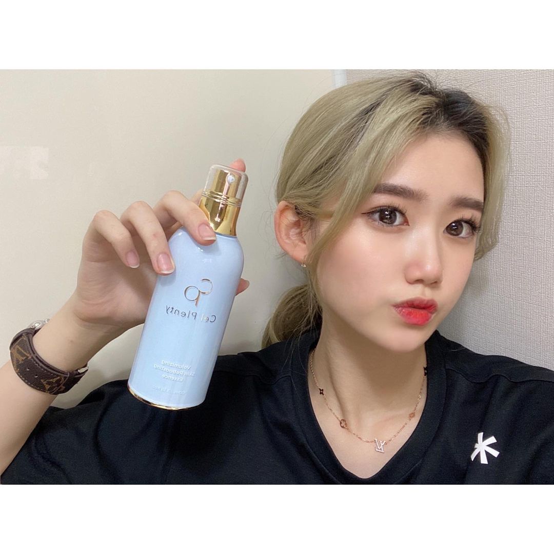 김다은 on Instagram: “날씨때문에 건조해진 내 피부를 위해 찰떡인 셀플렌티 ,, 🥺 로션 바르듯 바르면 8초 후에 거품 뽀글뽀글 생기는데 그때 피부에 톡톡 흡수시켜주면 쫀득쫀득