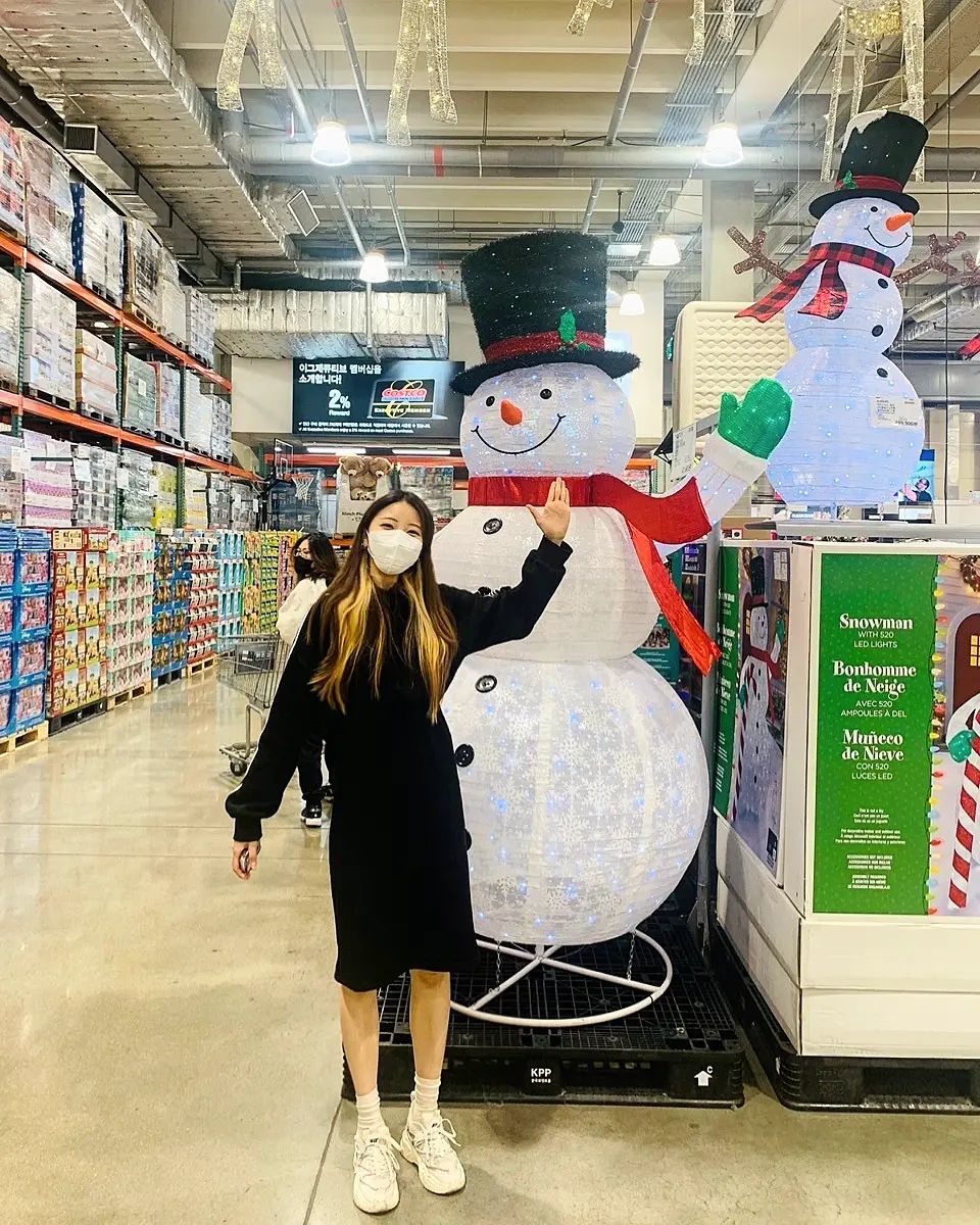 채연 on Instagram: “⛄대왕 눈사람과 함께✋🏻💓 #코스트코 에선 벌써 연말 준비 중인가봐용❤ 이제 다음달이면 벌써 크리스마스🎄네용😏 시간이 왤케 빠른지 ( ;ᯅ; ) 저만 빠른가용😥😭