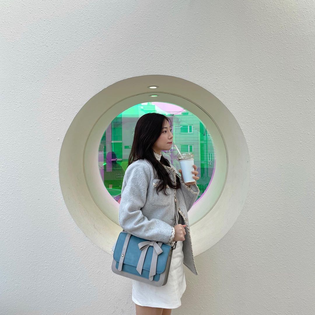 최규진 on Instagram: “#협찬 브리프케이스도 환경을 생각하는 #비건레더 로! 리본 포인트 넘 귀엽다구,,💘”