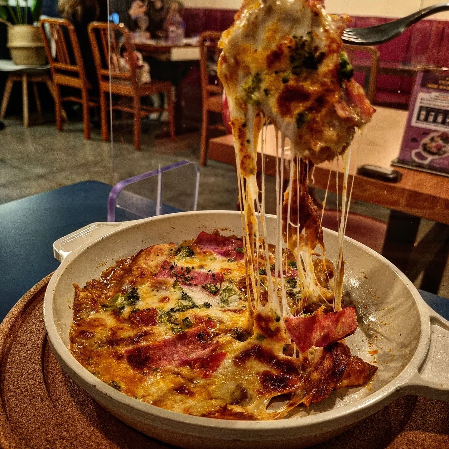 파스타 맛집으로 유명해진 치킨앤카레군 메뉴 리뉴얼 기념 뿌시고 옴🔥 #협찬
인도식과 만나 이색적인 요리였어요 난을 많이 사용한게 포인트 치킨바베큐 플래터를 먹고싶었는데 품절이라니..

🌟마살라커리에 오븐치킨이 퐁당빠져있는데 밥과 난을 같이 주셨어요 난에 오븐치킨을 싸먹어본건 처음인데 사장님 맛잘알이셨네요...!
🌟버섯의 향이 베인 크림파스타는 노른자를 터트려 먹었을 때 더 부드럽고 고소한 맛이 났어요

전 사이드가 너무 맛있었어요 떠먹는피자랑 감자튀김 원픽❗특히 감자튀김은 칠리소스와 마요네즈가 반반 뿌려져서 단짠최고❤
직원분들 정말 친절하셨어요🥰

1️⃣오븐치킨&마살라 커리-18,000
2️⃣파마산치킨&크림파스타-16,000
3️⃣떠먹는피자-9,000
4️⃣트러플 후렌치 후라이-8,000

#협찬 #치킨앤카레군 #연남동맛집 #홍대역맛집 #홍대맛집 #마포구맛집 #홍대데이트 #마포구술집 #먹스타맞팔 #먹팔 #야식스타그램 #맞팔 #선팔하면맞팔