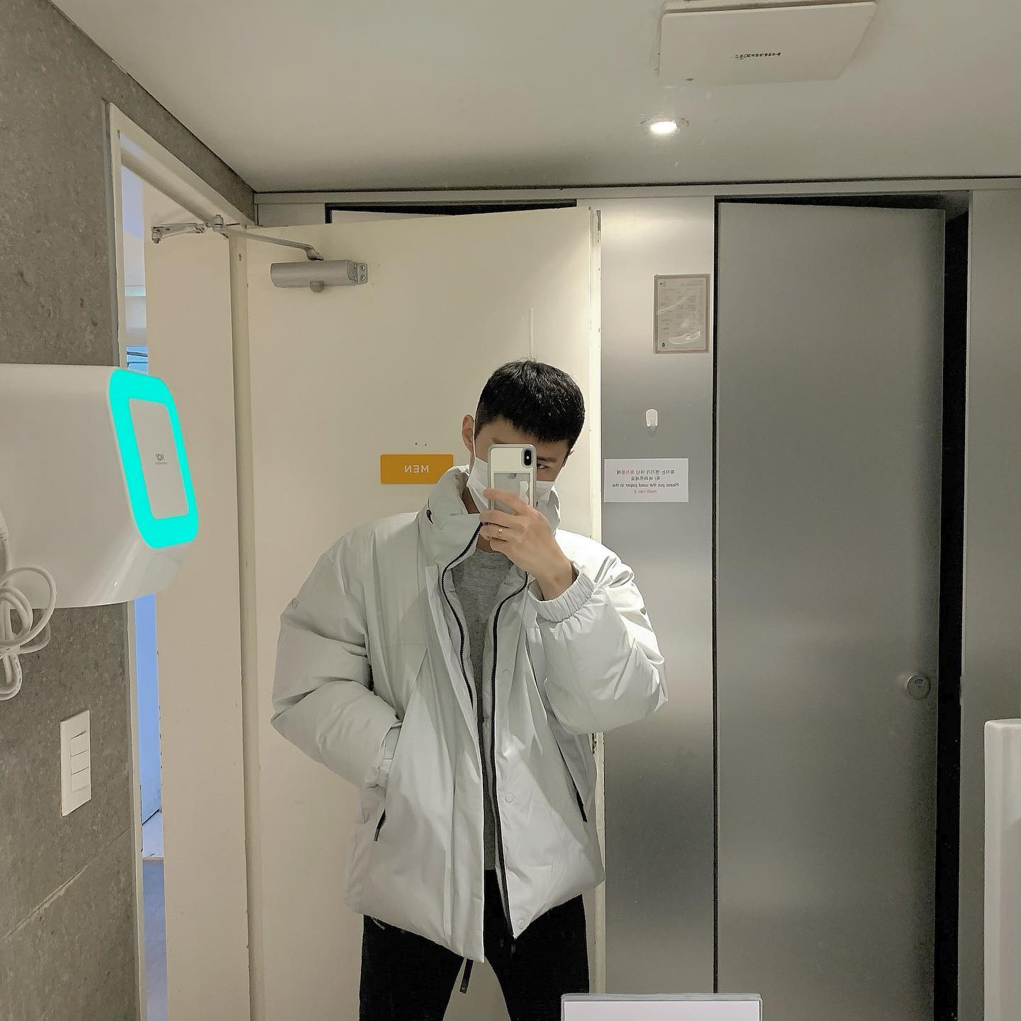 K2씬에어 핏쥑인다…오버핏이라서 답답함이 전혀없고 깃털같은 가벼움

옆에서 볼때 밑에 라인이 캬~
앞은 살짝 짧고 허벅지덮어주면서
뒤에는 앞보다 긴 기장 최고다

요걸 어떻게 말로설명하노 

이거 진짜 기획자찾아가서 절하고싶당

나의 #인생패딩 
곧 제대로 올려바야지

씬에어(THINAIR) LITE 
상품코드KMW21575JZ06

#수지패딩 #k2 #패딩추천 #오버핏 #오버핏패딩 #오버핏자켓 #숏패딩