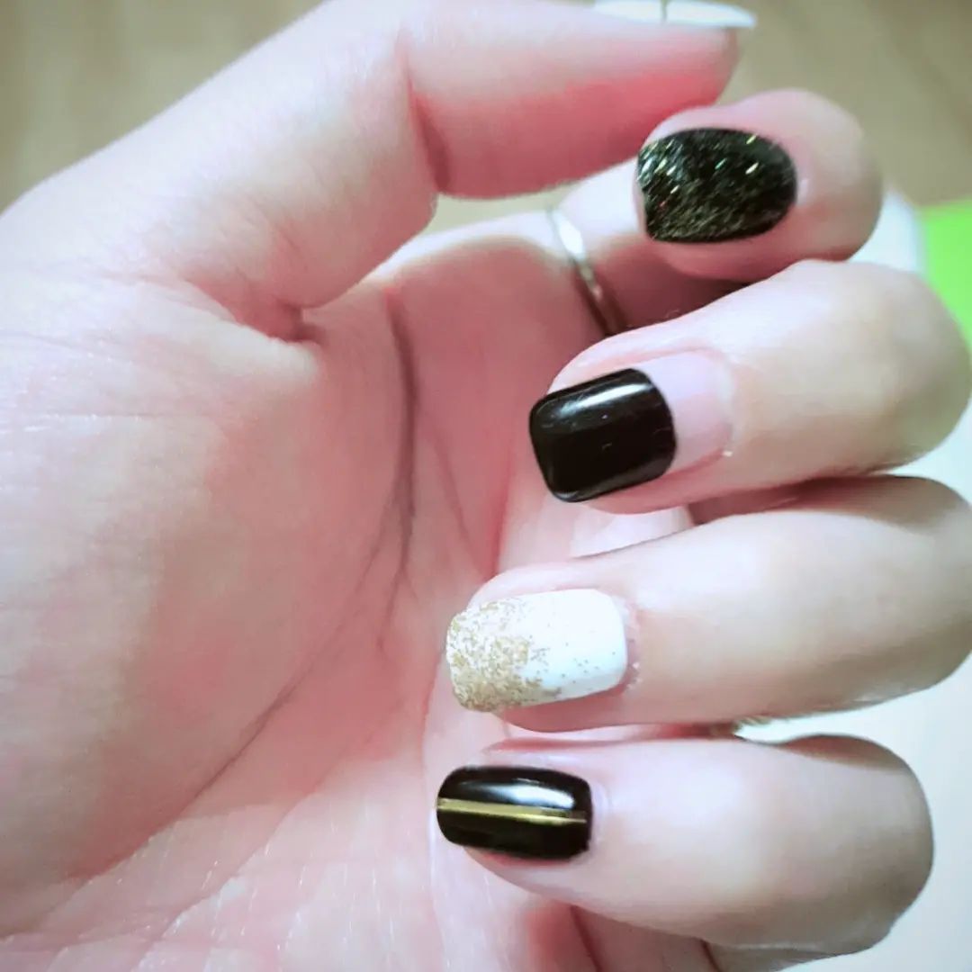 심심한 하루 

무념무상 큐티클 제거하다가 셀프네일아트..

#심심해 #네일아트 #셀프네일아트 #selfnailart #nailart #블랙앤화이트네일 #반짝반짝