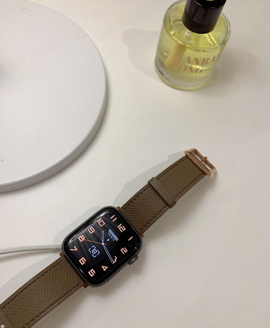 @narae_in_beauty on Instagram: “#협찬 _ 크래프츠클립 애플워치 가죽 스트랩 ⌚️ 애플워치 스트랩을 교체해서 분위기를 바꿀 수 있어 이번에 신랑 애플워치를 가죽 스트랩으로 바꿔봤어요 ✌️