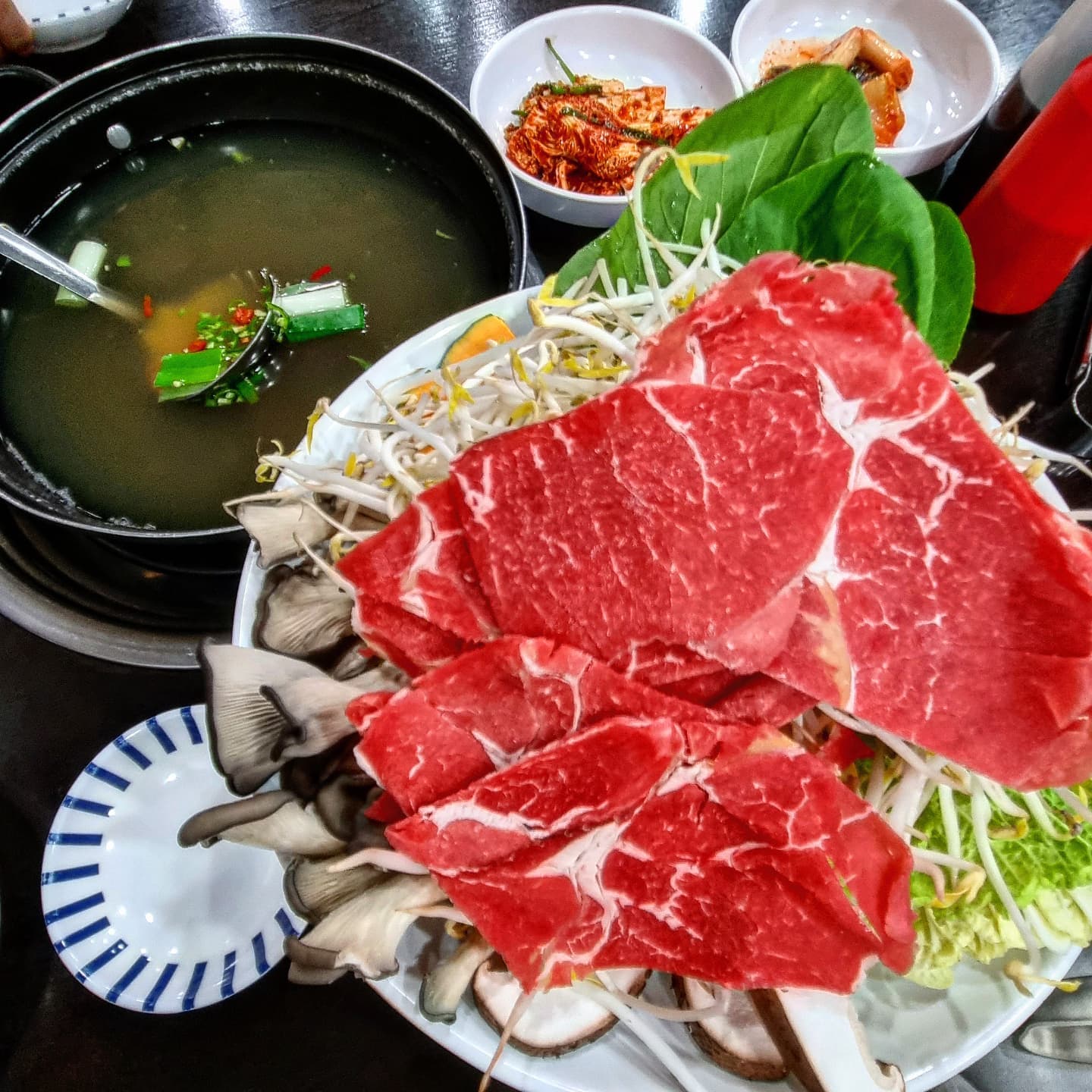 #협찬 목동에 이런 맛집을 왜 이제 알았을까 
재방문의사💯💯
🌟홍봉자 치즈 굴림만두🌟
목동에 굴림만두 장난없는집 다녀왔어요
만두전골과 만두도 따로 판매하신곳이었는데요
특허신청 출원중인 이유를 바로 알겠더라고요❗ 

김치도 직접 담그시는 맛이나서 더욱 좋았어요 가격도 합리적이고 만두는 와서 사먹고싶은 맛이라 바로 지인에게도 주소 공유🤣 

사장님께서 정말 친절하시고 다정하셔 음식이 맛이 없을 수 없겠더라고요! 모든 요리는 정성 아니겠어유?! 

택배배송을 하고있으니 네이버에 검색해보세요! 

택배 배송▶️ https://smartstore.naver.com/hongcheeeze 

#협찬 #목동맛집 #목동역맛집 #오목교맛집 #오목교역맛집 #양천구맛집 #서울만두 #치즈굴림만두 #목동만두 #먹스타그램 #맛스타그램 #캠핑요리 #밀키트 #목동샤브샤브 #굴림만두 #신정동맛집 #신정역맛집