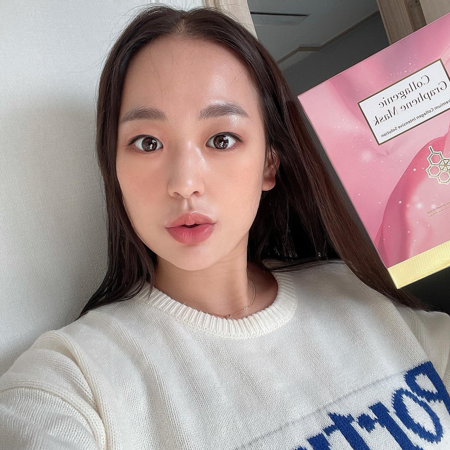 #협찬
.
불금이니까~ 마스크팩♡
오늘 뷰블리통통이 소개할 제품은 
⭐라 뤼미에르 콜라제닉 그래핀 마스크
.
9월 28일에 현대홈쇼핑에서 단독 런칭해 1억 원 넘게 마스크팩이라 더니
시트지가 시트지가~~~❗❗
.
✔노벨문학상 수상한 그래핀 시트 사용.
느므 느므 부드러워요☺☺
그래핀 원산지 영국에서 독점 공급받은 시트지라 다르네요.
.
그래핀은 초경량 소재로,높은 열전도율을 자랑해요.
피부의 생체 전류가 흐르는 전도체가 되어주어
더 고루고루 흡수 시켜주도록 도움을 줍니다.
.
그래서 하고나서 수분감이 참 좋아요.
✔263달톤 콜라겐 성분이 들어가 마스크팩.
 내 얼굴로 쏙쏙~~
.
la.lumiere.official

 #라뤼미에르 #현대홈쇼핑 #홈쇼핑마스크 #마스크추천 #마스크팩 #시트마스크 #전구마스크 #5초마스크 #탄탄마스크 #콜라겐마스크 #프렌치더블콜라겐 #그래핀시트 #미세전류마스크