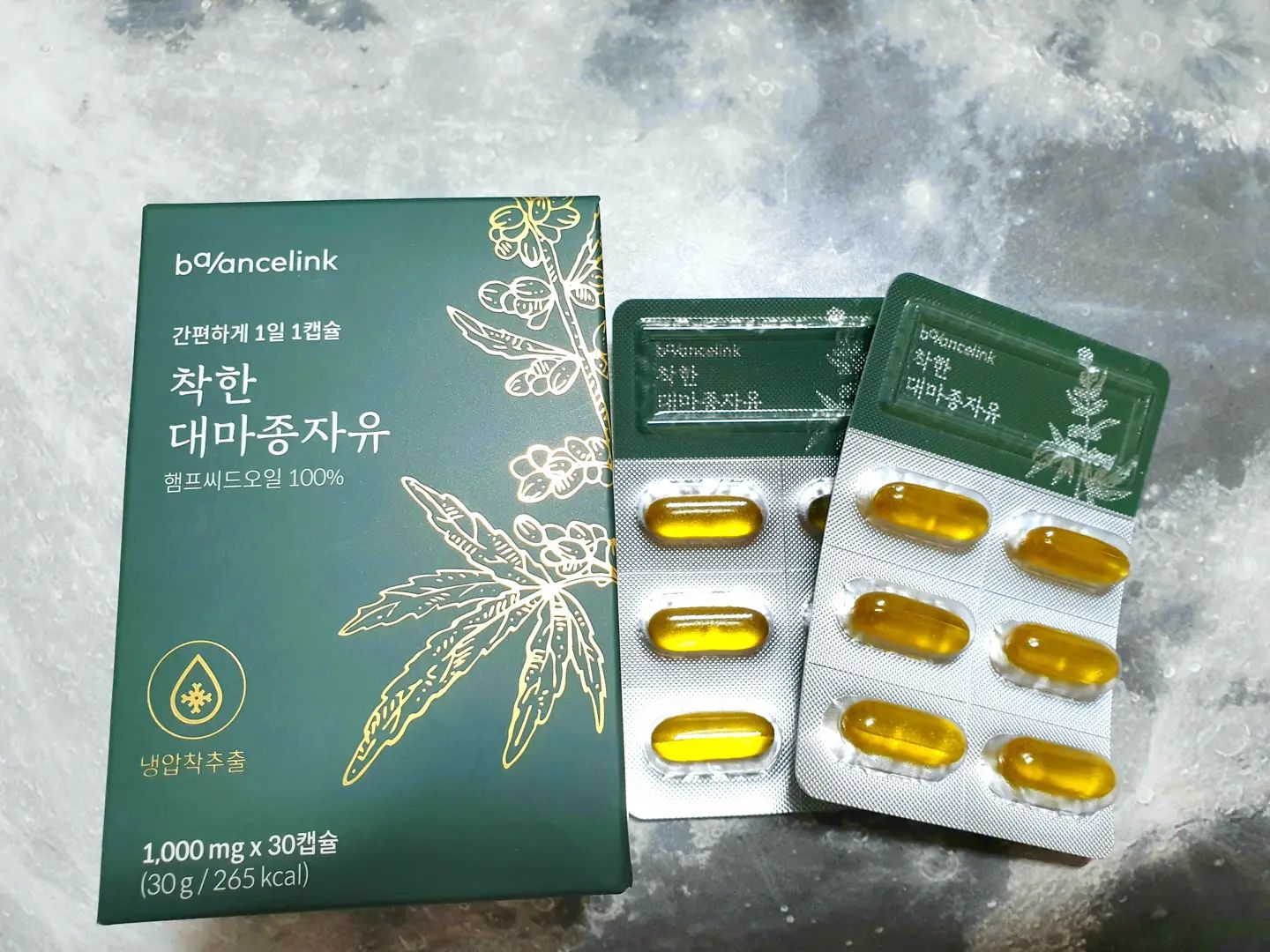 밸런스링크 착한 대마종자유

🌱청정국가 뉴질랜드산

🌱순수 대마종자유 100%

🌱다양한 영양소 한가득

🌱냉압착추출

햄프씨드로도 잘 알려진 대마종자. 껍질을 제거한 대마종자에서 착유한 기름이 바로 대마종자유입니다

대마종자1kg에서 추출할 수 있는 기름의 양은 불과 125ml ! 오일 그자체로도 샐러드와같이 섭취할 수 있지만 현대인들의 생활에 맞게 간편하게 약으로 복용할 수 있도록 나온 제품이에요.
알약크기가 다소 크긴하지만 연질의 캡슐로 부담없이 삼킬수있었어요.

대마종자유는 불포화지방산이 90%+ 10여가지 아미노산이 풍부하며 오메가6와 오메가3가 최적의 비율로 구성되어 있다고하네요. 저는 기존 오메가3대신 챙겨먹고 있어요.

효과로는 혈관을 깨끗히해줘 콜레스테롤 수치를 낮추고 혈압을 정상화시키는데 도움을 주고 근육 에너지 소비율을  4-5배 높혀주어 다이어트효과도 있다고하네요.

#햄프씨드 #대마종자유 #밸런스링크 #착한대마종자유 #와디즈펀딩 #대마종자유캡슐 #리뷰밍 #선팔맞팔