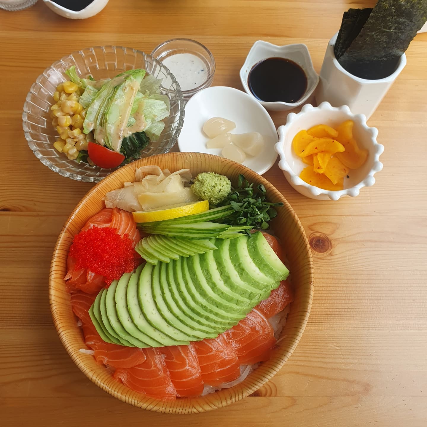 #오오카미

세종에도 이런데가 있네
회사 동생들이랑 즐건 수다에 맛있는 점심
#아보카도사케동 #맛있네

김에 싸서 먹으니 내가좋아하는 #마끼 같았음

#세종시맛집 #사케동맛집 #세종새롬동