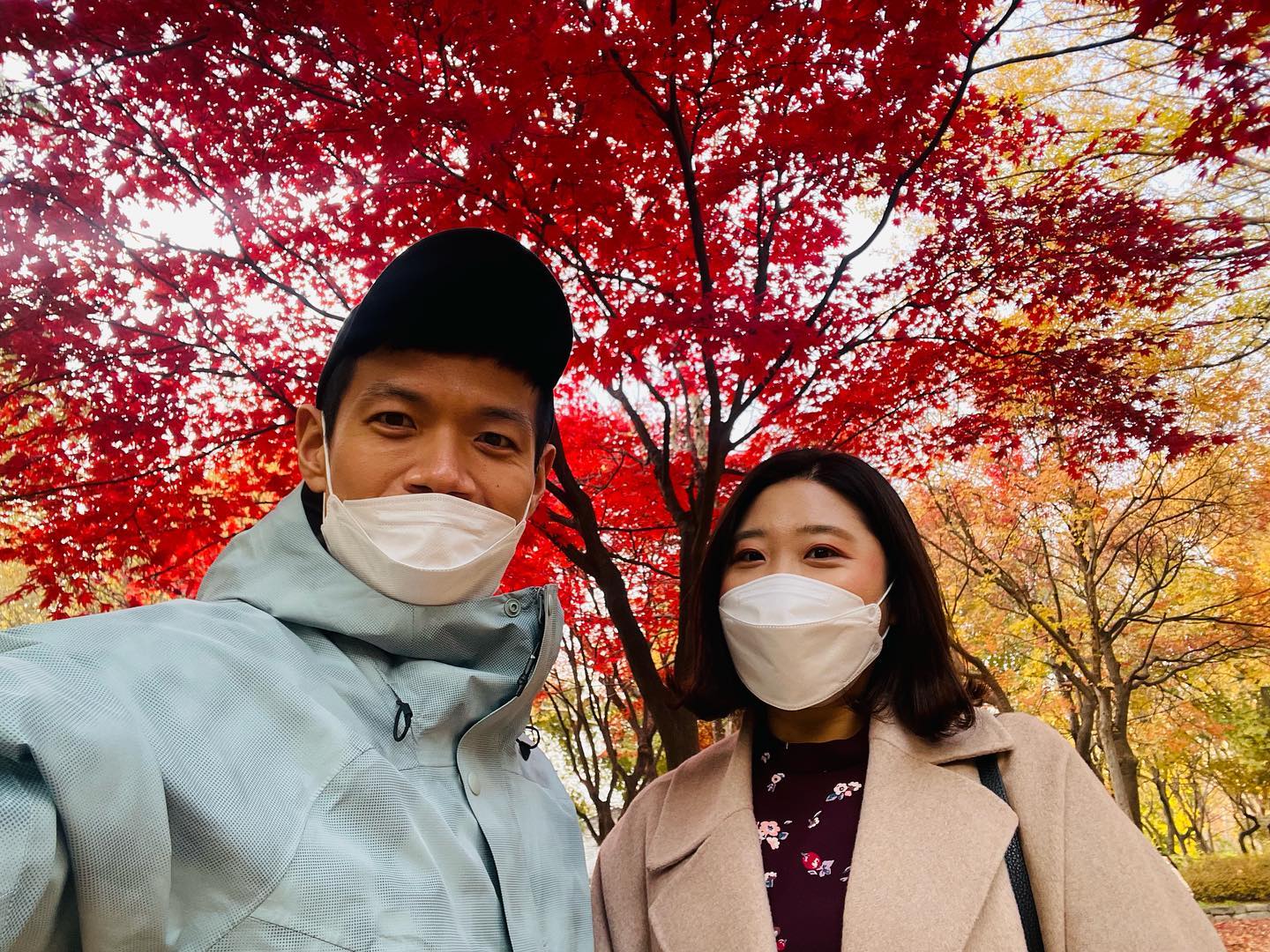 가을 단풍 구경🍁
볼이 넘 빵빵해서 마스크 쓴게 잘나오는거 같지만 잠깐이라도 벗고 찍고픈 맘🥲
.
이제 다시 슬슬 인스타 재가동할까 고민중이네요🤔
.
#가을데이트 #atumn🍁