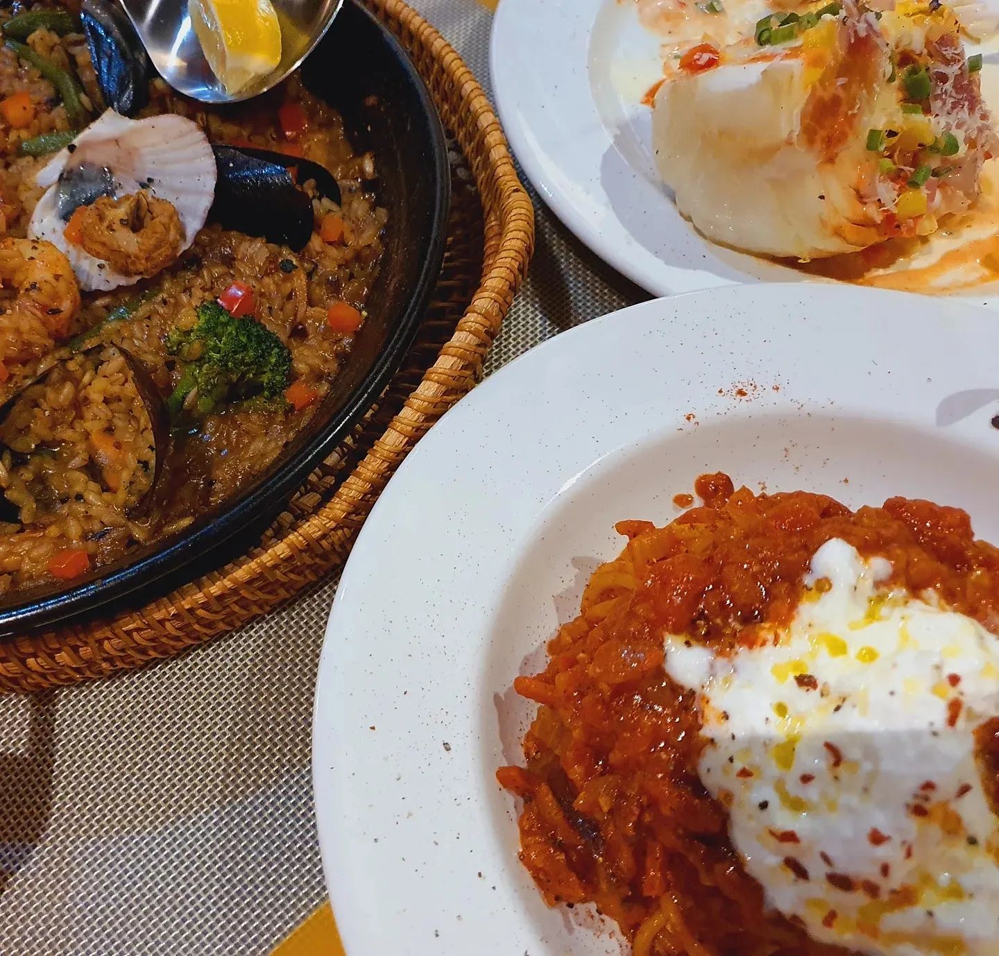 #춘천맛집 #그락스 #내돈내산

얼마전에 승토리랑 콧바람 쐬러
급춘천을 다녀왔는데,
마침 맛깔나는 스페인 음식 전문점이 있다고 해서 집으로 돌아오기 전 저녁 먹으러 다녀왔어요🇪🇸

샐러드, 파스타, 빠에야 한종류씩 먹어봤는데 존맛탱굴쓰😚💛
빠에야 먹으면서 여기가 스페인이야 춘천이야 싶은 본토의 느낌이랄까👍🏻

🦪해물이 엄청 신선하고 양도 합격
아직 오픈한지 얼마 안됐지만,
이 집은 대박날 것 같은 느낌적인 느낌🌸

다음에 춘천 또 가게 되면 무조건 가야지💝

grax_033

#춘천 #춘천여행 #스페인요리 #스페인음식점 #춘천맛집추천 #스페인음식 #춘천빠에야 #춘천파스타 #춘천가볼만한곳 #춘천데이트 #춘천핫플 #춘천데이트코스 #춘천맛집투어 #춘천가오픈 #스페인맛집 #춘천맛집탐방 #춘천그락스 #GRAX