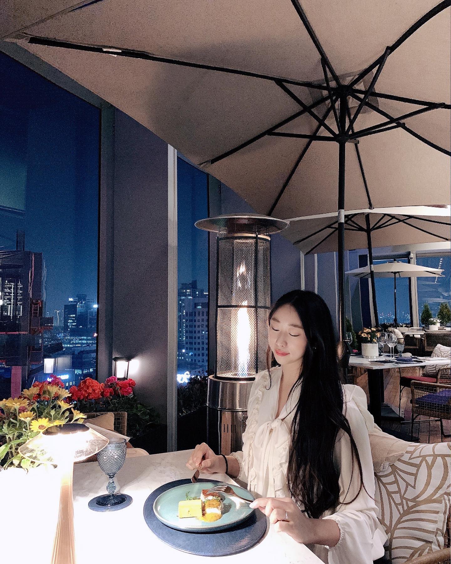 세번째 #결혼기념일 👩‍❤️‍👨
.
여기 오니 기분 UP 
마치 분위기 방콕 🎶
해외여행 가고싶어요~~❣️
kimgeunhyeong_ 
.
.
#럽스타그램 #여의도데이트 #한강뷰
#마리포사 #여의도레스토랑 #분위기맛집