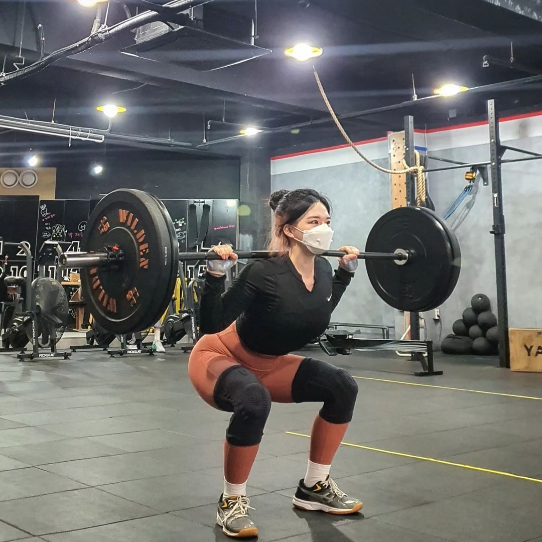 🎀류혜영🎀 on Instagram: “#협찬 운동은 역시 장비빨이쥬🏋‍♀️ 크로스핏 시작한 지 벌써 한 달! 무릎은 미리미리 아껴둬야하기 때문에 무릎 보호대를 알아보려던 차에 #울티모 에서 보