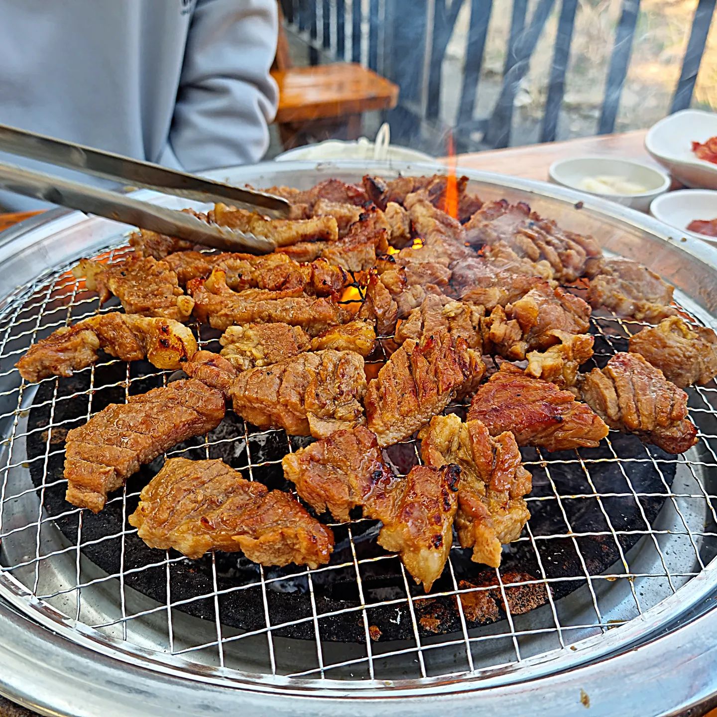 #동학사 #돈금정

날씨도 풀리고 드라라이브겸 나오게된 동학사
고기가 땡겨서 숯불갈비맛집 돈금정에 방문했어요😄
실내와 야외로 나눠져있어 저는 야외로 선택👏🏻
주문과 동시에 밑반찬이 준비되는데 김치전부터 버섯볶음, 샐러드, 나물무침, 홍어무침등등 여러가지 반찬이 나와요
그리고 너무 좋았던건 선재해장국이 기본찬으로 나오더라구요☺
선지를 싫어하시거나 못 드시는분들은 싫으실 수 있지만 저는 넘나 취향저격🔫
갈비도 너무나 부드럽고 달달짭조름한 양념이 좋더라구요😍
야외에서 먹으니 놀러온 기분도 나고 날씨까지 좋아버리니 더할나위 없더라구요❤
갈비에는 냉면이 빠지면 섭하지요
물냉면과 비빔냉면 후식냉면으로 주문했는데 저한태는 과하지않고 딱 좋은 양이었어요
비빔냉면은 살짝 매콤하니 잘 못드시는 분들은 참고하시면 좋을듯해요😉
나들이겸 식사하시러 오시기에 너무나 좋은 돈금정 추천해요👍🏻👍🏻👍🏻

📍동학사 돈금정
📍충남 공주시 반포면 계룡대로 1370
⏱월 11:00 - 21:00
  화 정기휴무 (매주 화요일)
 수 11:00 - 21:00
  목 11:00 - 21:00
  금 11:00 - 21:00
  토 11:00 - 21:00
  일 11:00 - 21:00

#공주 #동학사 #돈금정 #갈비 #냉면 #선지해장국 #돼지갈비 #맛집 #맛집추천 #동학사맛집 #공주맛집 #계룡맛집 #세종맛집 #대전맛집 #데이트추천 #드라이브 #맛스타 #맛스타그램 #먹스타 #먹스타그램 #일상 #소통 #먹소통 #먹방 #먹팔 #좋아요 #팔로우 #daily #instafood #follow