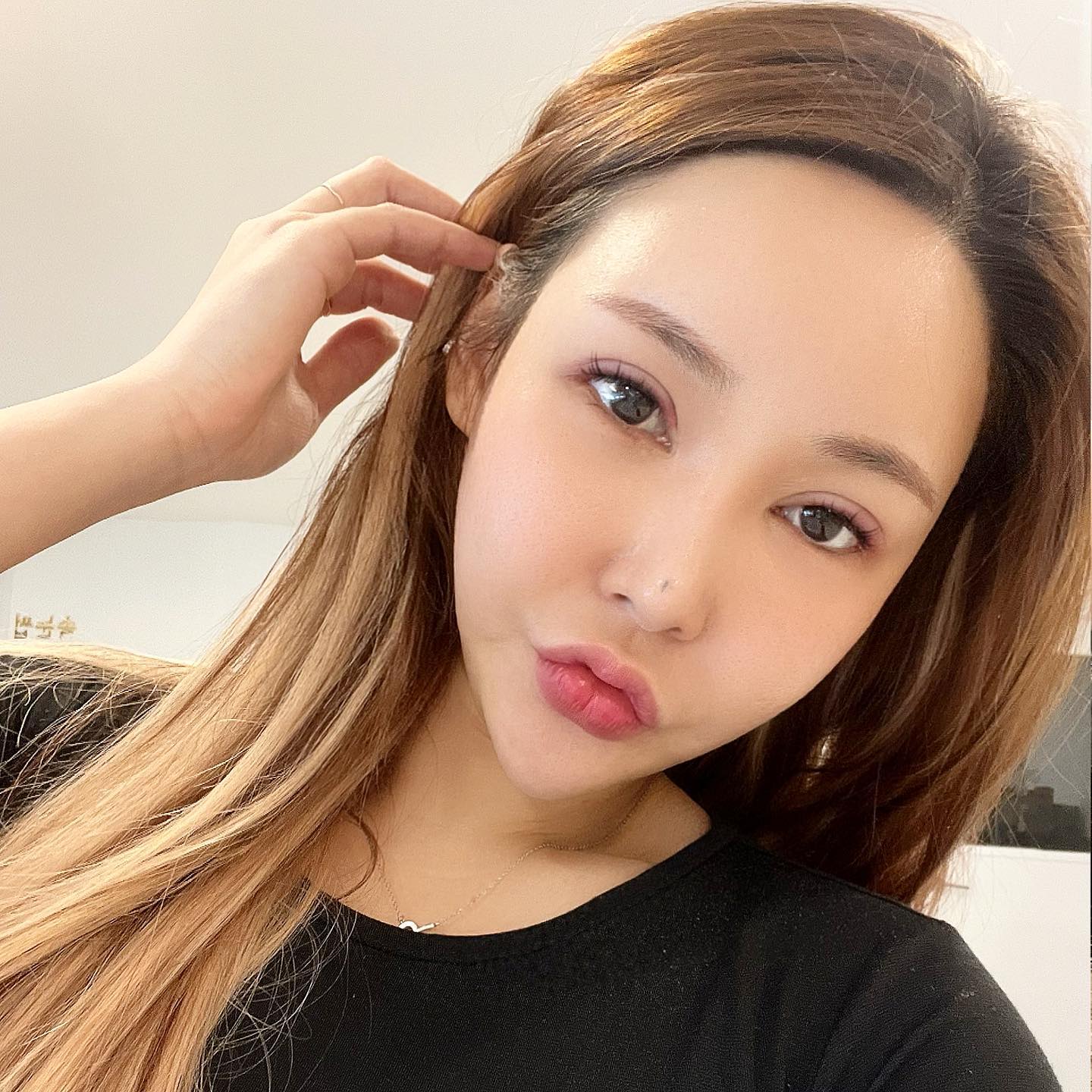 쌍수한거 아니고용....
아이라인제거술 했고덩요...
안어울리지만 청순컨셉 해보려구요🤭
쌍커풀이 소시지가 되어버렸다구용...❗️