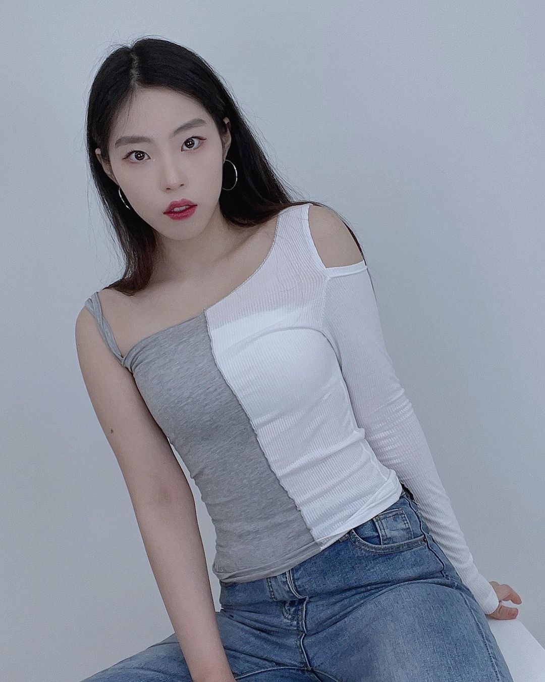 이수지 on Instagram: “아니벌써 오프숄더를 꺼내 입을 수 있는 날씨라니,,☀️ @avan.dress @faav.official @faav.connect #패브 #faav #어반드레스 #협찬 #광고”
