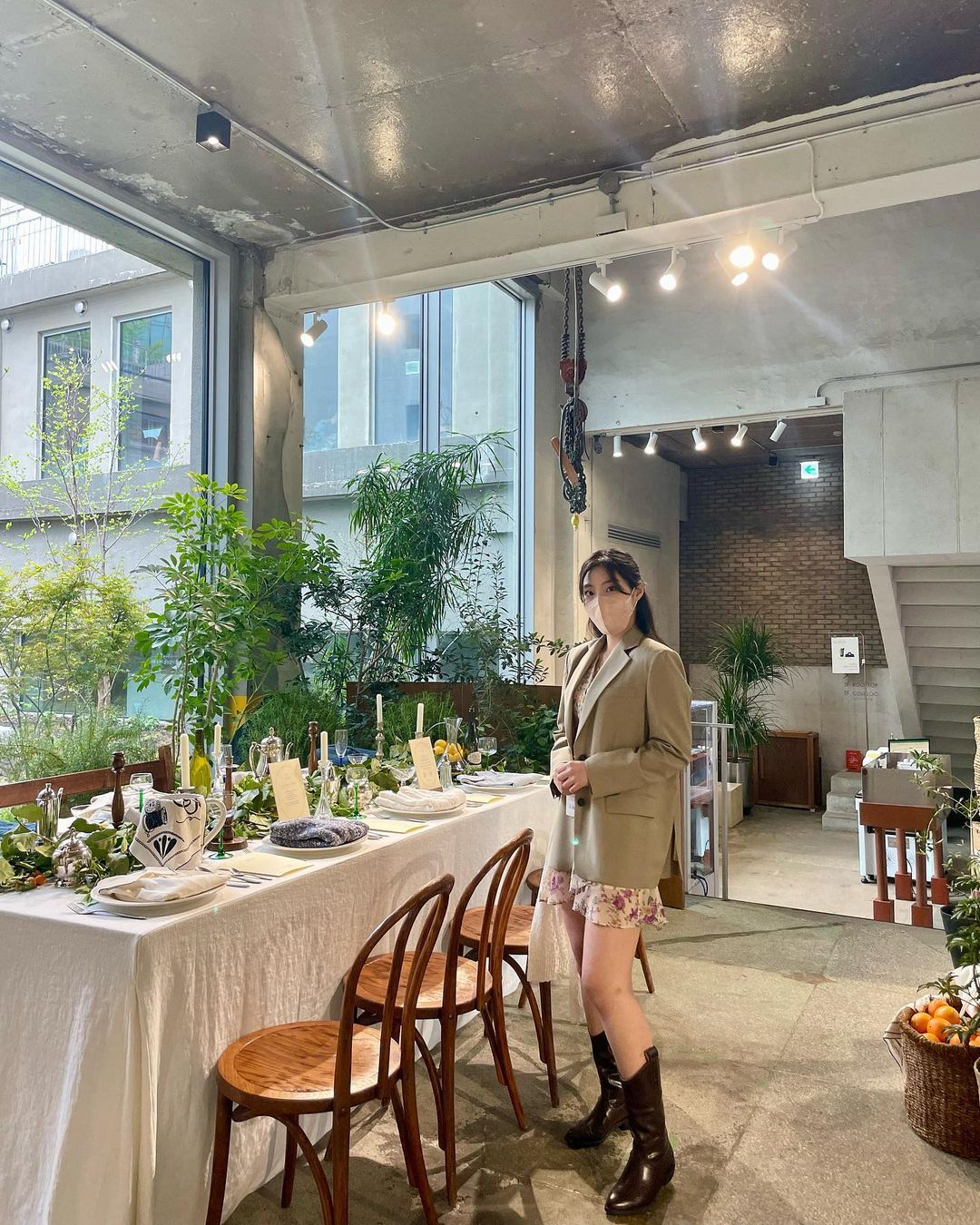 이수지 on Instagram: “마치 가든파티에 초대된듯한 @official_tetu 의 팝업스토어 다녀왔어요💕 떼뚜의 옷도 직접 착용해봤는데 정말 좋은 감촉이라서 벗는게 아쉬웠어요😂 떼뚜의 감성이 느껴
