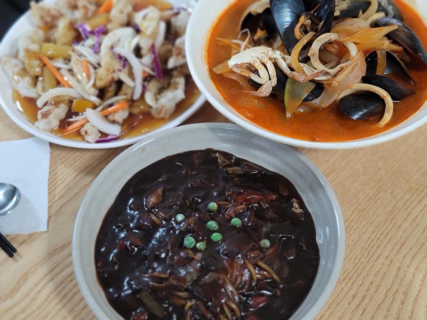 마들역중국집배달 맛집.
경화루에서 짬뽕 짜장면 찹살탕수육은 국룰이죠.

시원한 바다향 가득한 짬뽕은 각 1개의 전복이 들어 있고
짜장면은 가장 기본이지만 가장 맛있는 메뉴고!
찹쌀 탕수육은 어디서 먹어도 이정도 맛은 안나오겠다
쫄깃하고 잡내 없는 입에 착착 붙는 소스까지~ 제대로!

마들역맛집 찾는 분들 강추 강추에요~~

 
#마들역맛집 #노원역맛집 #상계동맛집 #상계동중국집

#노원역중국집 #마들역중국집 #마들역중화요리 #노원역중화요리

#노원중화요리 #노원중국집 #상계동중화요리 #노원역배달 #노원배달맛집

#노원맛집 #상계동배달맛집 #마들역배달맛집 #마들역배달 #상계동배달 #노원맛집추천