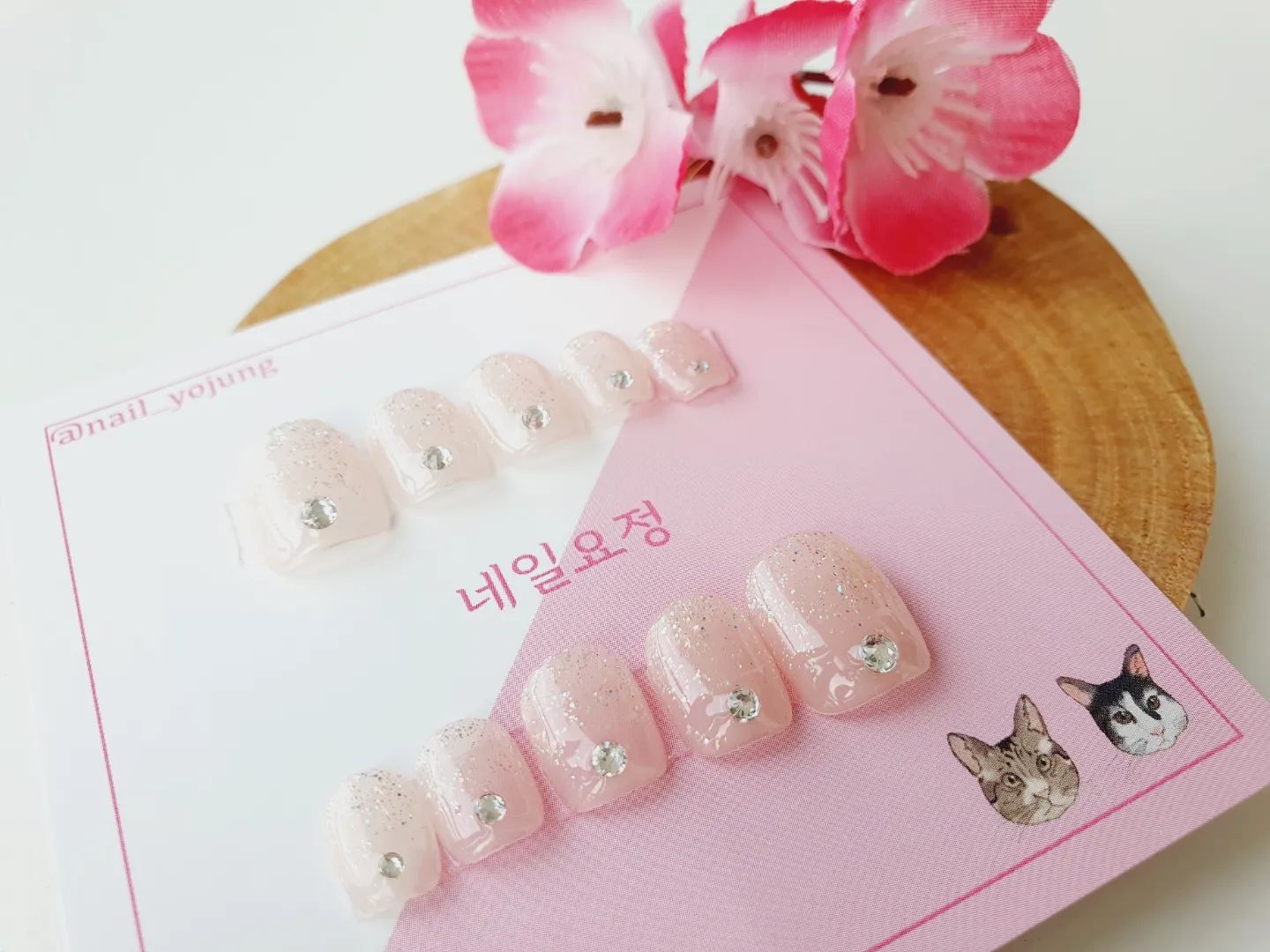 #네일요정 #네일팁

울 요정씨가 나 만삭사진 찍는다고
임산부는 네일을 못받으니 네일팁 붙이고
예쁘게 찍으라고 선물해줬는데❤️

아침부터 부랴부랴 홍홍 콧노래 부르면서 붙였는데 .....
만삭사진 촬영 못하게 된거 실화냐구🥺
일주일간 눕눕 신세를 면치 못하게 되다니
이게 다 널 위해서라니 참는다👶🏻

nail_yojung 

#네일 #네일아트 #수제네일 #만삭네일 #웨딩네일 #네일디자인 #네일아트디자인 #네일추천 #비즈네일 #네일맛집 #만삭사진 #네일선물 #만삭촬영 #만삭소품 #네일요정예뻐❤️ #임산부 #소통 #맞팔 #좋아요