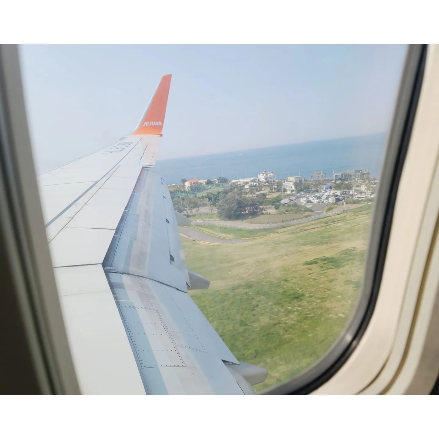 #일상
#제주도

2019년 예약했다가 코로나터지고 취소하고,
지금껏 미루던 제주도를 드디어 ✈️✈️✈️

뽀니파파랑 술마시다가
생일을 모하구 보낼까 이야기하다가
급 비행기티켓예매하고
준비하게된 제주도 여행인데 ㅋㅋㅋㅋㅋ
나름 코스도 알차게 짠거같은뎅 🤔🤔

뽀니에게 첫 비행기여행이라
많은걸 보여주고싶어서
제주도 한바퀴 다돌았다면.....ㅋㅋㅋㅋㅋ
그래도 너무 타이트하지도 너무 느슨하지도 않았던 일정이라
더욱더 만족스러웠어요 ❤️

#1일차 #곽지해수욕장 #생일선물 #여행