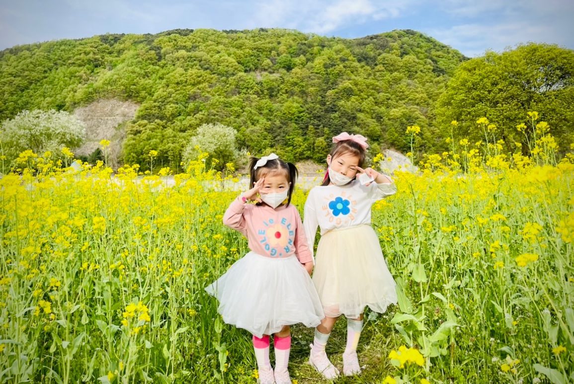 라하자매네👨‍👩‍👧‍👧 

봄🌼💛🐝🏞

#유채꽃밭🌼#눈호강한날
#💚💛❤️💜💙
#애비랑손하트🫶🏻
#신행이냐고🤭
#오늘더사랑해우리가족❤️