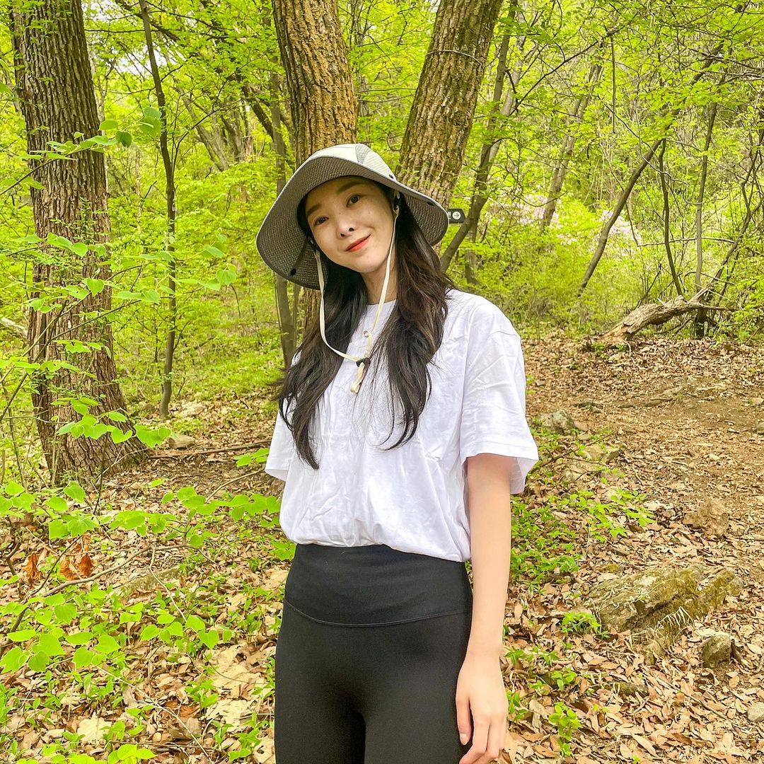 자연이 좋은 슈갱🌿 on Instagram: “#협찬 x @carse_official ⠀ 요즘 날씨가 여름같이 더워지는거 아시죠? 산행할때 요즘은 무조건 반팔입어요😅 ⠀ 뜨거운 날씨에 핫한 필수템! #등산모자 이제
