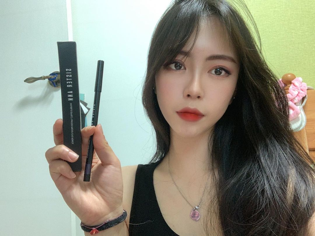 💉 on Instagram: “#협찬 씨스터앤 더블이펙트 워터프루프 아이펜슬이예요 :) 부드러운 발림성과 강력한 워터프루프 지속력은 물론 N사 1위 아이라이너로 뽑힐만큼 국민펜슬, 인생펜슬이라 인