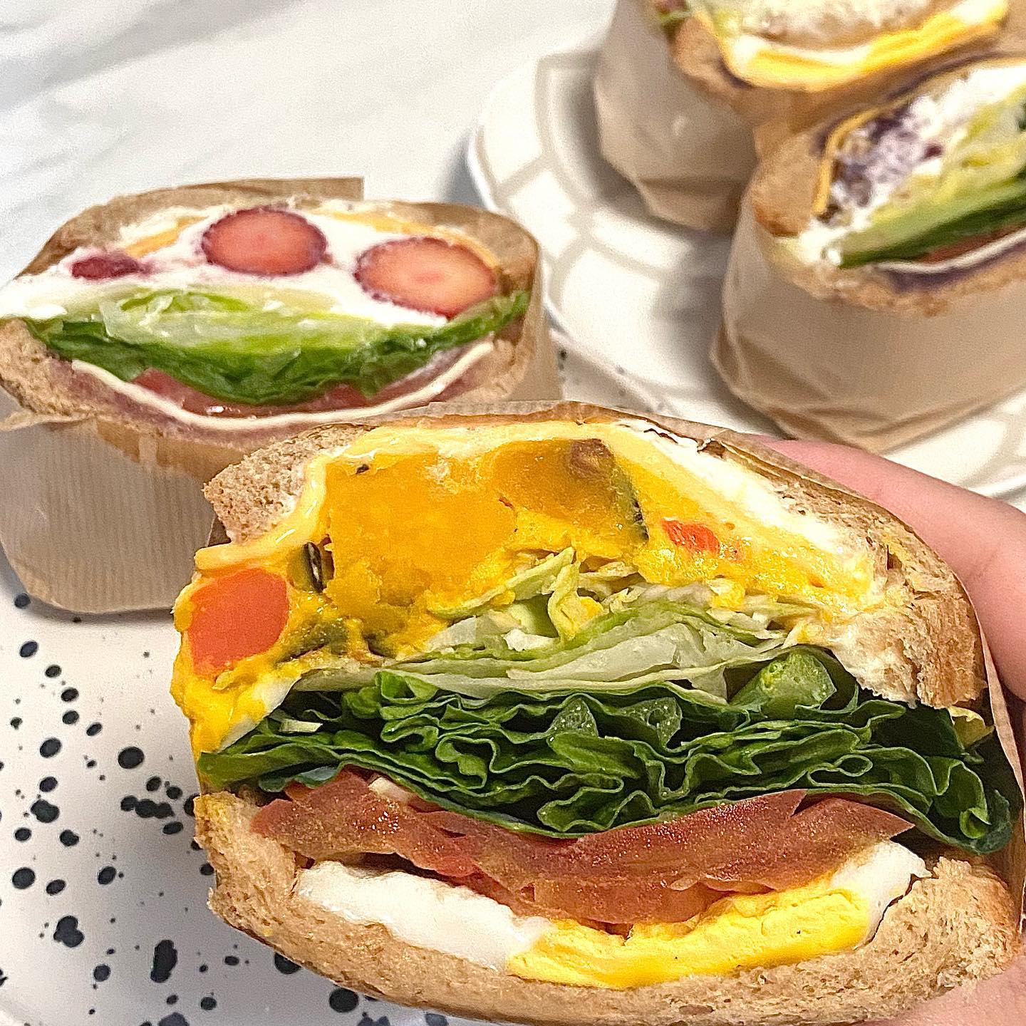 찾았다 🥪내 인생 샌드위치 맛집,,,🥺💛
#다니상점 #내돈내산 

오랜만이죠 여러분!!! ㅎㅎ 전에 보고 먹어봐야지 했었는데
얼마 전에 샌드위치 먹으러 다니상점 하양점에 다녀왔어요!
경대북문에도 있더라구요 :)
전 여러 맛을 먹어보고 싶어서 매장 가서, 하프로 주문해왔어요.

🥪 다니다니샌드
- 시그니처 메뉴! 해쉬브라운을 엄청 좋아하진 않아서 고민하다가, 시그니처라 한번 사봤는데. 웬걸... 최애입니다 가장 맛있었어요... 안에는 수제블루베리 잼이 들어있어요! 단짠단짠하니 맛있었어요, 든든해서 약간 햄버거 먹는 느낌도 났어요 ㅎㅎ

🥪콰트로치즈 딸기샌드🍓- 이건 시즌메뉴라길래 바로 집어왔죠 ㅎㅎ 리코타, 크림치즈, 체다치즈, 스위스 치즈가 들어갔어요. 한입 베어무는데 달달하고 싱싱한 딸기에 과즙이 팡! 치즈 풍미와 간간히 씹히는 아몬드와 피칸토핑이 고소함을 더해줘요, 특제 딸기잼도 발려져있어서 달달고소 짱맛..😳💛 

🥪단호박 크림치즈- 단호박무스랑 크림치즈가 달달+ 계란, 토마토, 싱싱한 야채까지 잘어울리는 조합

🥪블루베리 리코타치즈 샌드위치-
리코타치즈랑 견과류, 블루베리잼이 들어있어요! 이 조합이 만나서 달달 고소한 샌드위치! 리코타가 있어서 포만감도 대박이에요, 아삭한 토마토까지 👍🏻

사장님도 정말 친절하시고, 진짜 샌드위치가 맛있어요.... 제 돈 주고 사먹는 글입니다. 22년 인생 가장 맛있는 샌드위치..

유명한 곳에서도 몇번 먹어봤는데, 1픽은 다니상점... 강추입니다... 경산에서 이런 샌디치라니🥺💛💛 

#경산맛집 #하양맛집 #대가대맛집