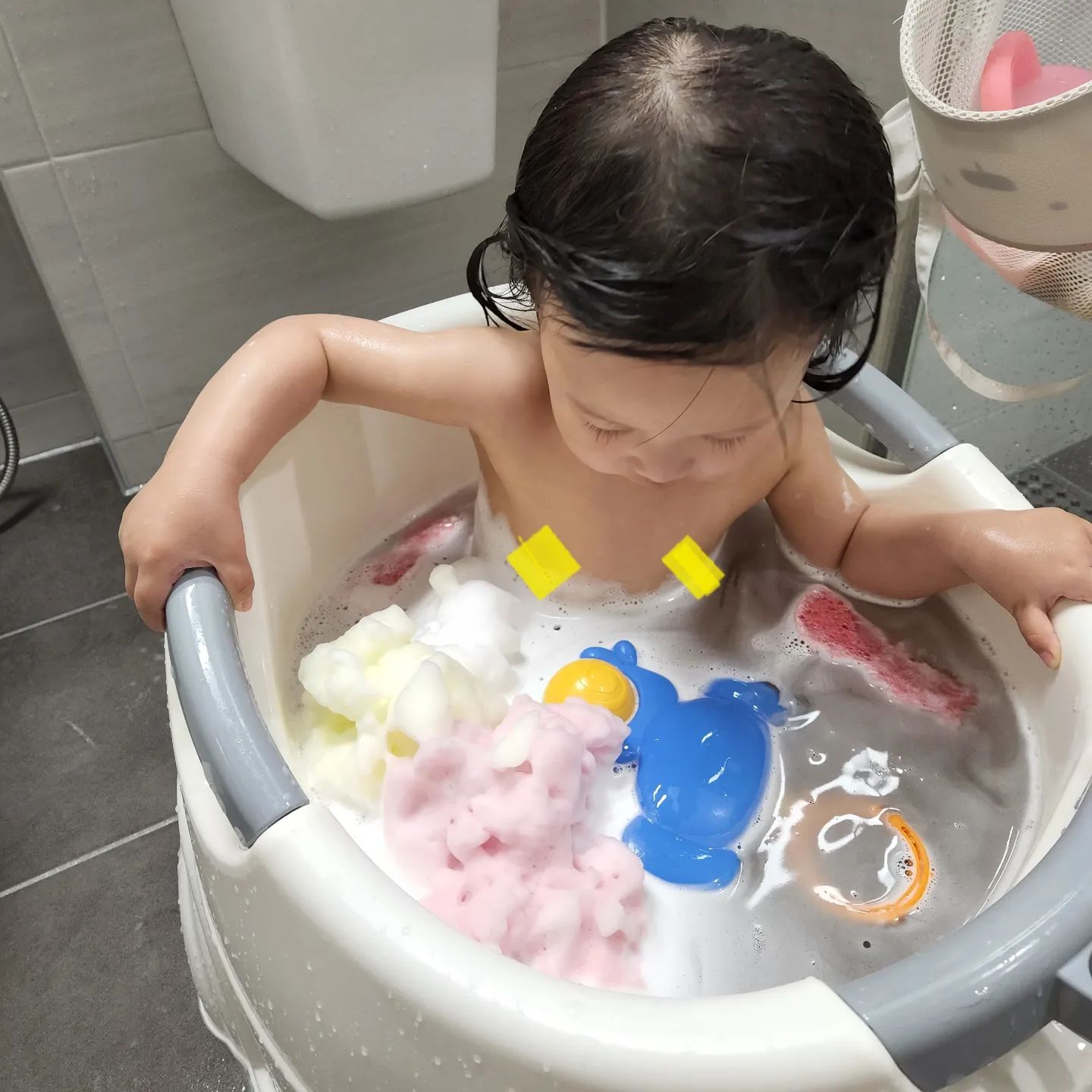 #협찬

함소아 스위티 플레이 버블

목욕하면 나오기 싫어하는 하윤이를 위해
야심차게 준비한 거품놀이!

엄마가 안심하고 쓸 수 있는 함소아라서
아이랑 엄마랑 둘 다 만족하는 제품☺️

민감하고 예민한 아이들이 사용하는 
제품인만큼 순수성분,EWG green등급까지!
합성계면활성제가 아니라서 너모 좋은거:)

쫀쫀한 거품에 향이 좋아서 담엔 나도 해봐야짓..ㅎㅎ

아직도 거품이 무서운 23개월 겁재이🤣
여름동안 자꾸자꾸 노출시키면서 적응시켜줘야지^^

#함소아화장품#함소아플레이버블#유아버블클렌저
#아기목욕장난감#아기거품목욕