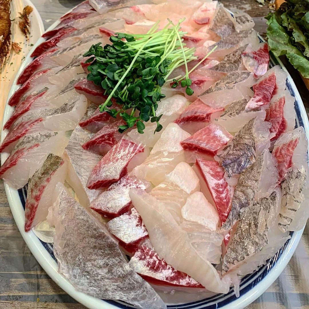 @yume_mucksta shared a photo on Instagram: “🙋🏻‍♀️가성비 지리는데 맛도 지리는 곳,, #유메_김해 📍#삼대도매횟집、김해시 경원로55번길 16 김해에서 회 좀 먹는다~ 하면 다들 아는 집. 언제나