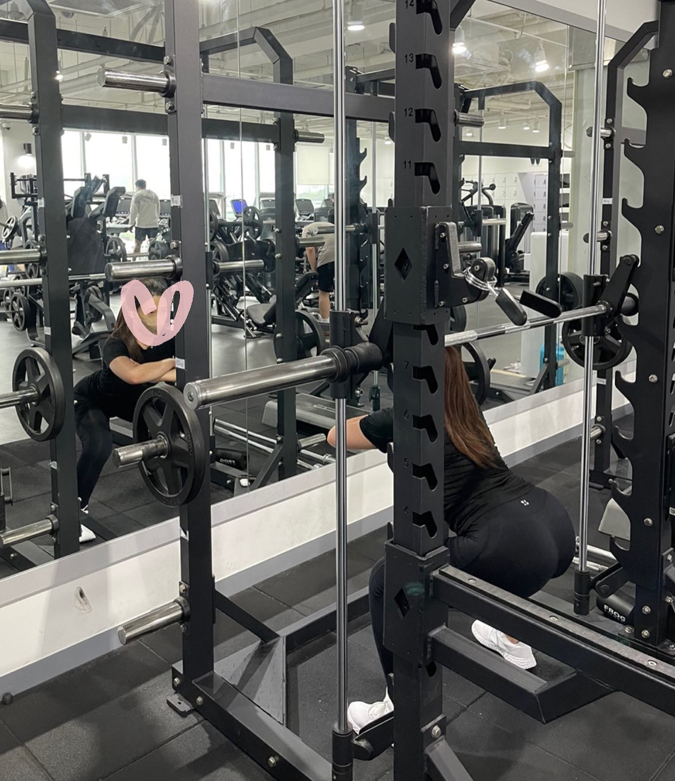 하체운동❤️‍🔥

1. 스미스머신 스쿼트 20*5set
-무게 없이/마지막세트는 기구x
2. 레그프레스 20*5set
-무게10/마지막2set 무게20
3. 레그익스텐션 20*3set
-무게20/마지막1set 무게30
4. 레그컬 20*5set
-무게20
5. 유산소
-사이클 30분

막상 운동가면 열심히하는데 헬스장 가기까지가 넘 힘들다🥹 어쨋든 #오운완🏋️