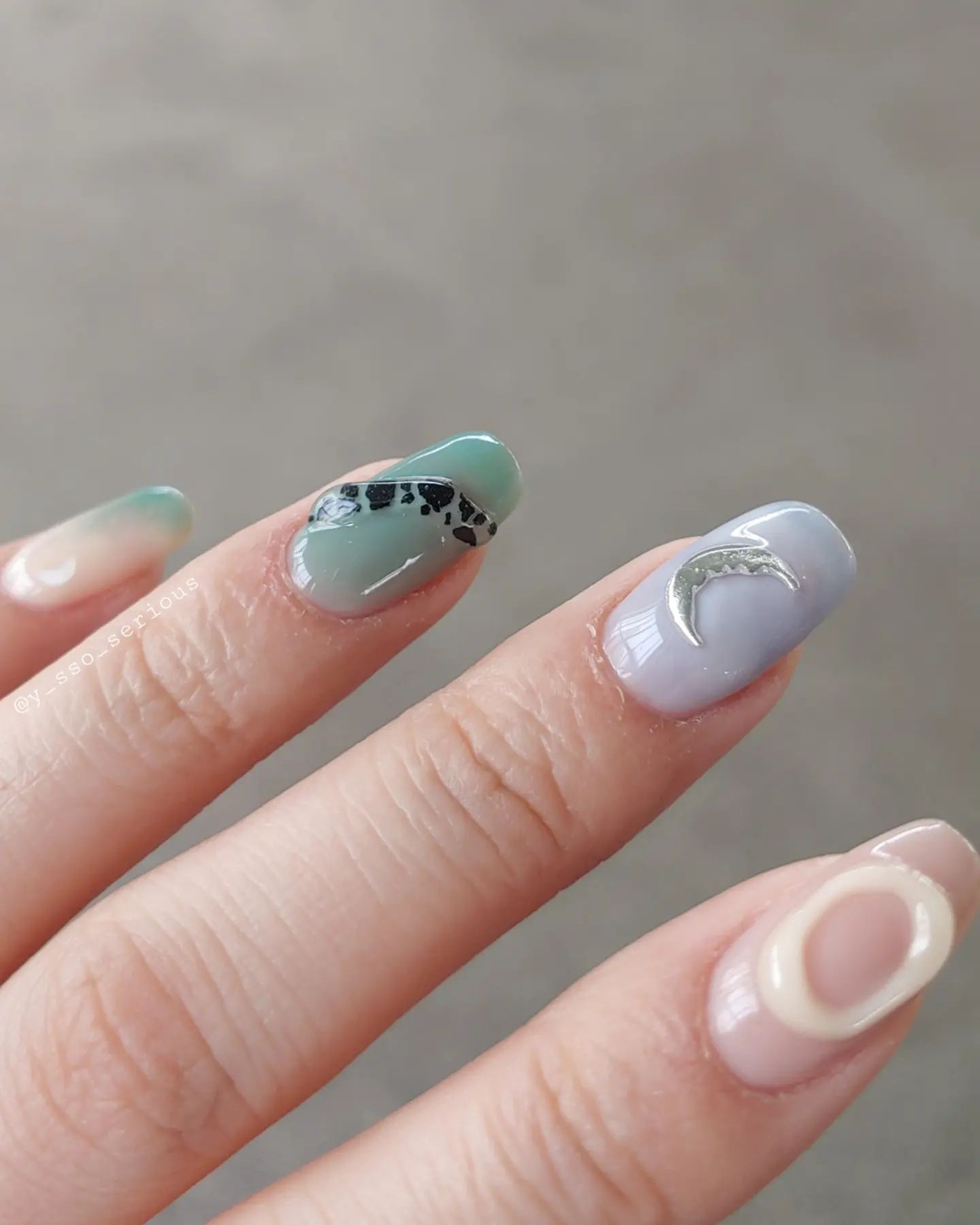 🙋‍♀️🌲🌙🍊🌊

#yssoseriousnail #셀프네일 #늬앙스네일 #구름네일 #하늘네일 #달네일 #텍스쳐네일
