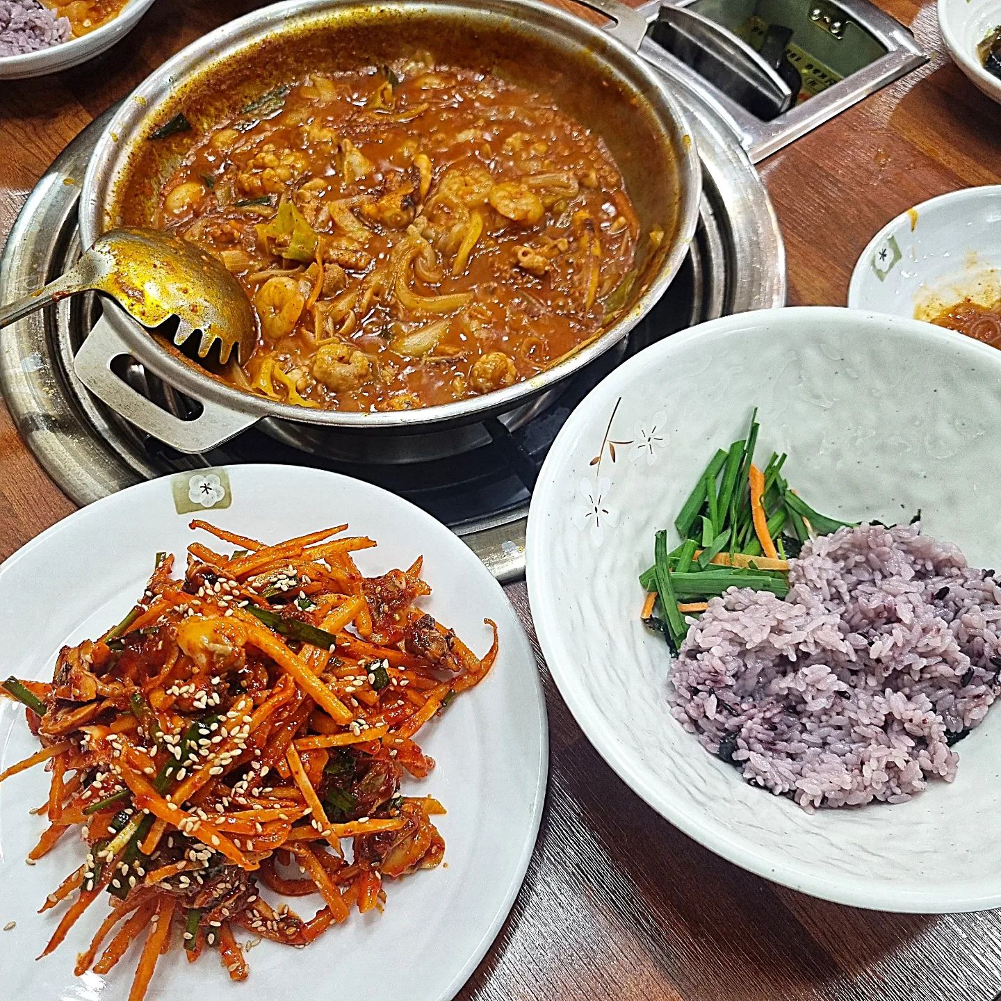 #계룡 #조방낙지

매콤한 낙곱새가 땡길때 조방낙지🐙
저는 낙곱새에 꼬막무침도 주문했어요
낙곱새는 큰 사발에 비벼야 제맛이죠😉
돌솥밥으로 나와서 저는 이또한 넘  좋더라구요(마무리 누룽지😍)
매운걸 좋아하는데도 낙곱새가 좀 매운편이라 아이가 있으신분들은 같이 드시기에는 무리가 될 듯 싶어요
새콤한 꼬막무침은 입맛을 돌게하는데 딱이더라구요
오동통한 꼬막이 가득가득 들어있어서 아삭한 야채랑 식감이 좋더라구요👍🏻
식사하기에도 술 한잔하기에도 너무 좋은 조방낙지 어떨까요~😉

📍조방낙지 계룡점
📍충남 계룡시 서금암로 11

#계룡 #조방낙지 #낙곱새 #꼬막무침 #맛저 #저녁 #맛집 #계룡맛집 #대전맛집 #세종맛집 #맛스타 #맛스타그램 #먹스타 #먹스타그램 #먹부림 #먹방 #먹팔 #일상 #일상스타그램 #소통 #좋아요 #팔로우 #데일리 #daily #insta #instafood #foodie #follow