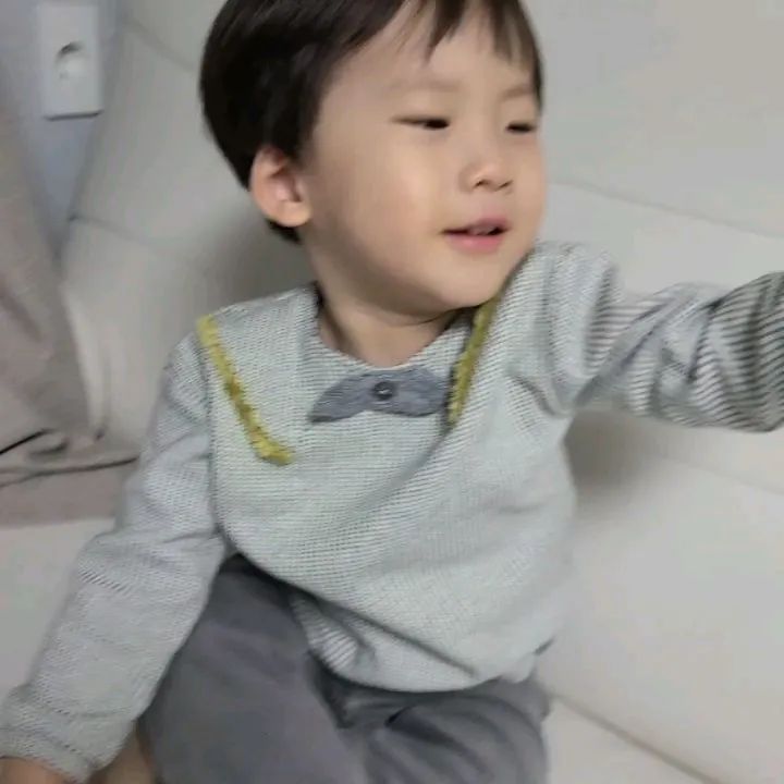 #협찬 

칼슘을 가루로 먹이려고 하니 번거롭기도 하고 아이가 잘 먹지 않아 고민이었는데요 
뉴트리원 키즈 코코칼슘젤리는 요구르트맛으로 맛도좋아 아이가 간식처럼 먼저 찾아 먹어요~코코넛 젤리가 들어있어 먹는 식감도 좋아 아이가 먹고도 또 달라고 해서 난처할 정도예요 🤣
1000만유투버 쌍둥이 루지와 뉴트리원이 함께 만든 코코칼슘젤리로 소화가 잘되는 구연산 칼슘,아연,비타민D가 함유되어 아이성장에도 좋아요💞
⭐️행사진행 : 뉴트리원 공식스토어 5월 가정의달 프로모션[5/2~5/15]
⭐️행사내용 : 5월 가정의 달을 맞이하여 뉴트리원 공식스토어 릴레이 할인 진행!
⭐️ 5/2 오후 8시~10시 네이버쇼핑라이브를 통해 코코칼슘젤리를 구매해보세요!

#뉴트리원 #코코칼슘젤리 #쌍둥이루지 #쌍둥이루지칼슘젤리 #어린이칼슘 #어린이칼슘제 #어린이칼슘추천 #칼슘영양제 #칼슘젤리 #칼슘젤리추천 #칼슘비타민D #맛있는칼슘 #젤리영양제 #어린이영양제 #영양제젤리
