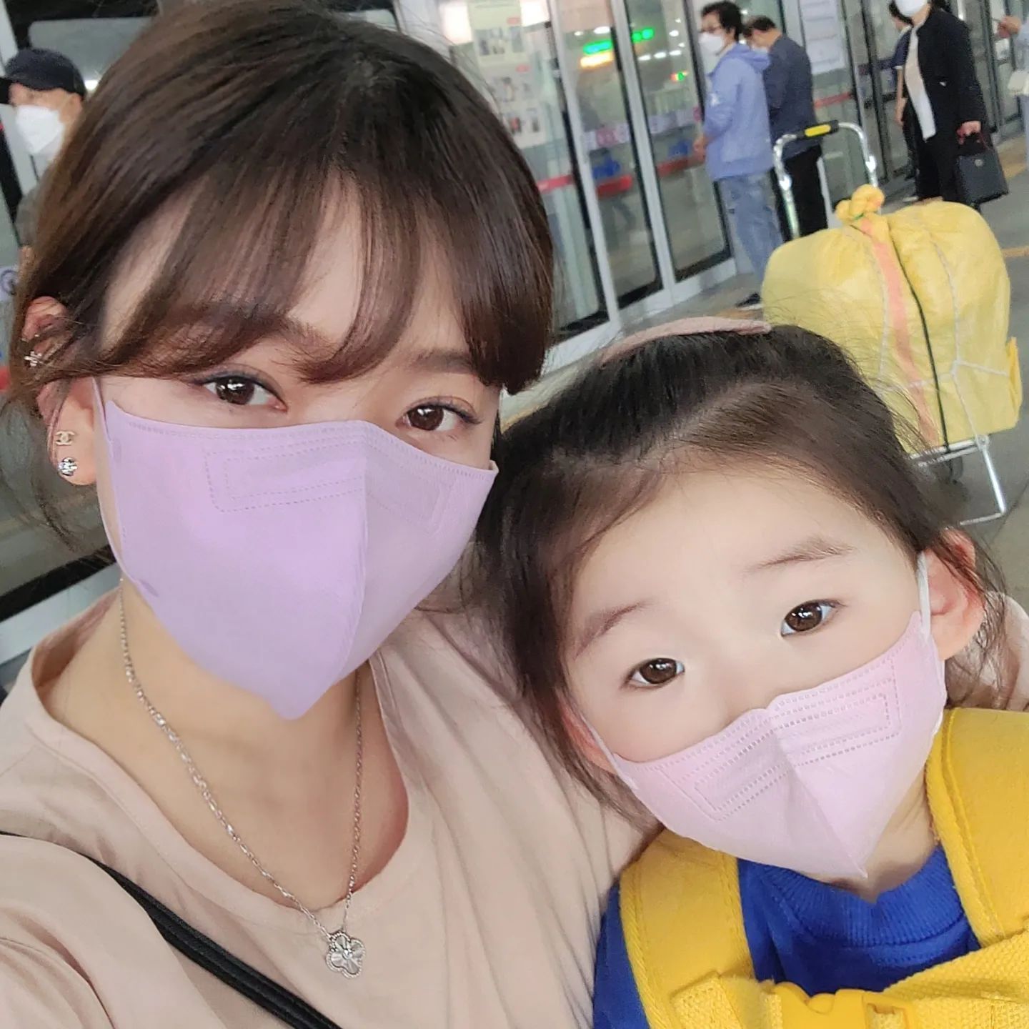 🚉#엄마랑띠띠뽀여행

오랫만에 🤱뚜니랑 투샷
주말에 평택 친정집에 다녀 왔어요

어떻게.. 이틀동안 뚜니랑 시간 보내면서
제가 찍은 사진은 몇장 없는지..허허허😅

이모들하고 평택 캐니언파크 다녀온 후기는
다음 피드로 올릴게요 (📸이모들 찍사)

뚜니가 낮잠을 못자서 힘들어 했기 때문에
달래고 안아주고 수발 들어 주느라고
저는 땀을 줄줄 쏟으며 힘들어 했지만..

오이도역 도착해서 하부지가 사준
🥨츄러스 먹으면서 🚅띠띠뽀 구경도 하고..
즐거운 마무리를 했어요

뚜니랑 💜꽁냥꽁냥 하며 지내면서
벌써 친구가 된 것 같은 나의 딸🧒

제가 아기때부터 잠자리에서
뚜니는 👩‍💻엄마의 보물~ 이란 얘기를
쭉 해주었다고 말했었는데..

어제는 뚜니가 먼저
🧒엄마, 뚜니는 엄마의 보물이지요?
하며 저를 안아 주었어요

👩‍💻뚜니야 보물이 무슨 뜻인지 알아?
물어보았더니 고개를 끄덕이며

🧒🙆보물은 하트에요
잠자리에 누워있는 상태로
머리위로 손 하트를 그려주는데..

마음이 어찌나 뭉클.. 하던지
🥲눈물이 찔끔
(여러분~ 동네사람들~ 제 딸이에요💜)

오늘 아침에 등원길에도
뚜니는 엄마의 하트라며 머리 위 🙆손하트
해 주며 인사하고 헤어졌어요

분명, 엄마가 되어 가는 과정과
오롯이 감수해야 하는 모든 일에 지침도 있지만

이 작은 아이가 나에게 주는 행복함
그 소소한 모든 일상속의 감사함들은
혼자일때는 느끼지 못하는 마음일거에요

세상 모든 엄마가 그러하듯..
아이는 새로운 세계이고 삶의 이유이며

육아를 통해 진정한 어른이 되어가는
과정을 만들어 가는게 아닐까 싶어요

어제는.. 뚜니의 건강 문제로
폭풍 인터넷 검색에 카페도 가입하고
질문도 남겨보고 답변도 찾아보며
속이 뒤틀릴 정도로 마음을 썼는데

뚜니의 말 한마디, 몸짓 하나하나에
또 웃고 힘을내고 있더라구요🥰

인친님들께도 마음을 전해 보아요

오늘도 넌 최고였어👍
내일은 더 잘할거야👊

#뚜니야아프지마 #엄마의보물
#세상모든아가들이아프지않기를
#엄마라는이름만으로당신은대단한존재
#오늘도넌최고였어 #내일은더잘할거야
#응원해 #파이팅 #힘내 #사랑해

#전철여행 #기차여행 #엄마랑딸이랑