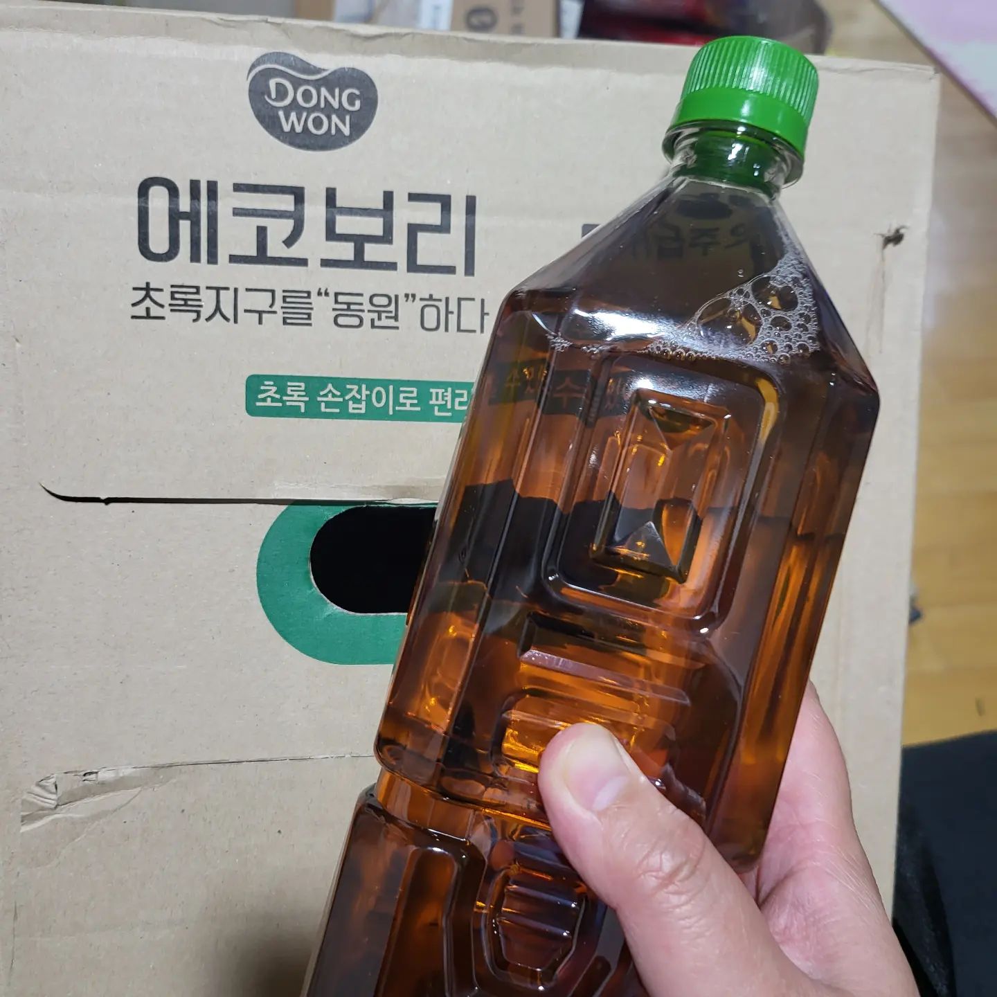 #협찬 
날이 급격히 더워질때 더욱 생각나는 #보리차 !!
.
아이들 아플때 생수는 잘 안 마셔서 집에 비축해두는 #보리차!!
.
#동원에코보리차 로 수분보충 제대로 해줬어요.
.
요즘 무라벨 생수, 음료를 사먹으려고 하는데 동원 보리차도 무라벨이 나왔다니 너무 반가워요.
.
시원하게 냉장고에 넣었다가 밥에 말아서 무말랭이무침이랑 먹어도 맛있고 외출할때 텀블러에 넣어다니면 갈증해소되고 한번 맛들이면 아이들이 생수보다 보리차를 더 좋아해요!!
.
올 여름도 동원 무라벨 보리차와 함께 할꺼에요.
.
.
#동원보리차 #에코보리차 #에코보리 #무라벨 #라벨프리 #친환경 

#육아스타그램 #남매스타그램 #아들스타그램 #딸스타그램 #맘스타그램 #육아맘 #육아꿀팁 #육아소통해요 #육아소통환영 #육아소통 #육아맞팔 #육아맘맞팔 #육아중 #주부스타그램 #워킹맘 #좋아요