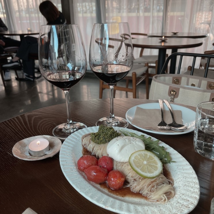홍대와인바 버건디와인바, 맛있는 음식과 와인 그리고 홍대 분위기를 느낄 수 있는 곳