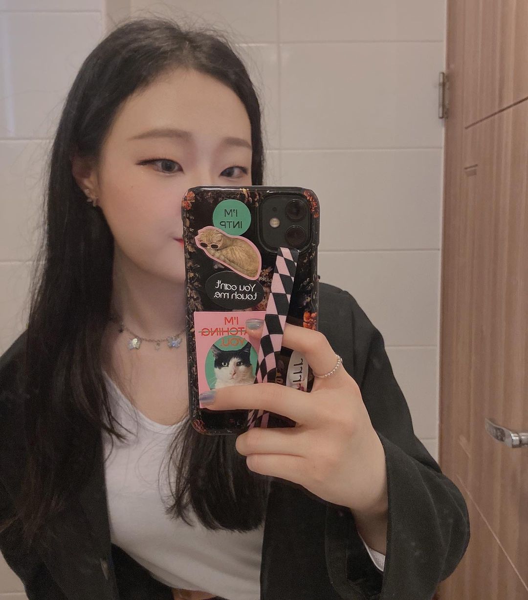 @96.jihyun on Instagram: “ENTP INTP 반반인 제게 맞춤인 MBTI 스티커네요 😆 스티커 말고 더 중요한건 스트랩이 포인트! 폰 잘 떨어뜨리는 저는 스트랩이 많은 도움이 된답니다 ㅎㅎ 안정감이 있어