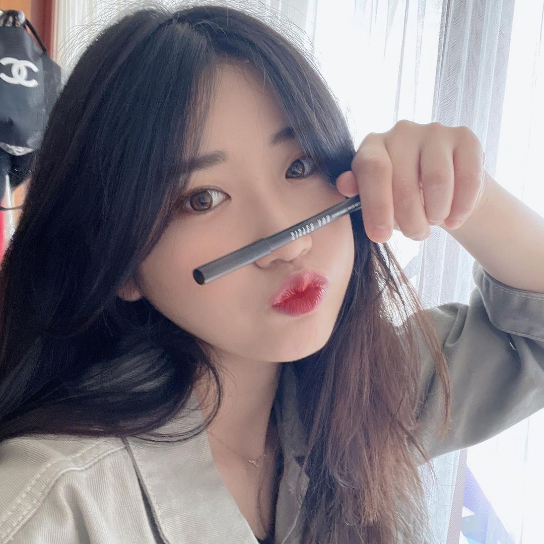 😍 on Instagram: “#협찬 #씨스터앤 #아이라이너 제가 한 번 써보았어요😉 저처럼 곰손이신 분들도 누구나 쉽게 예쁜 아이메이크업을 할 수 있답니다! 💜 부드럽게 발릴 뿐 아니라 강력한 워