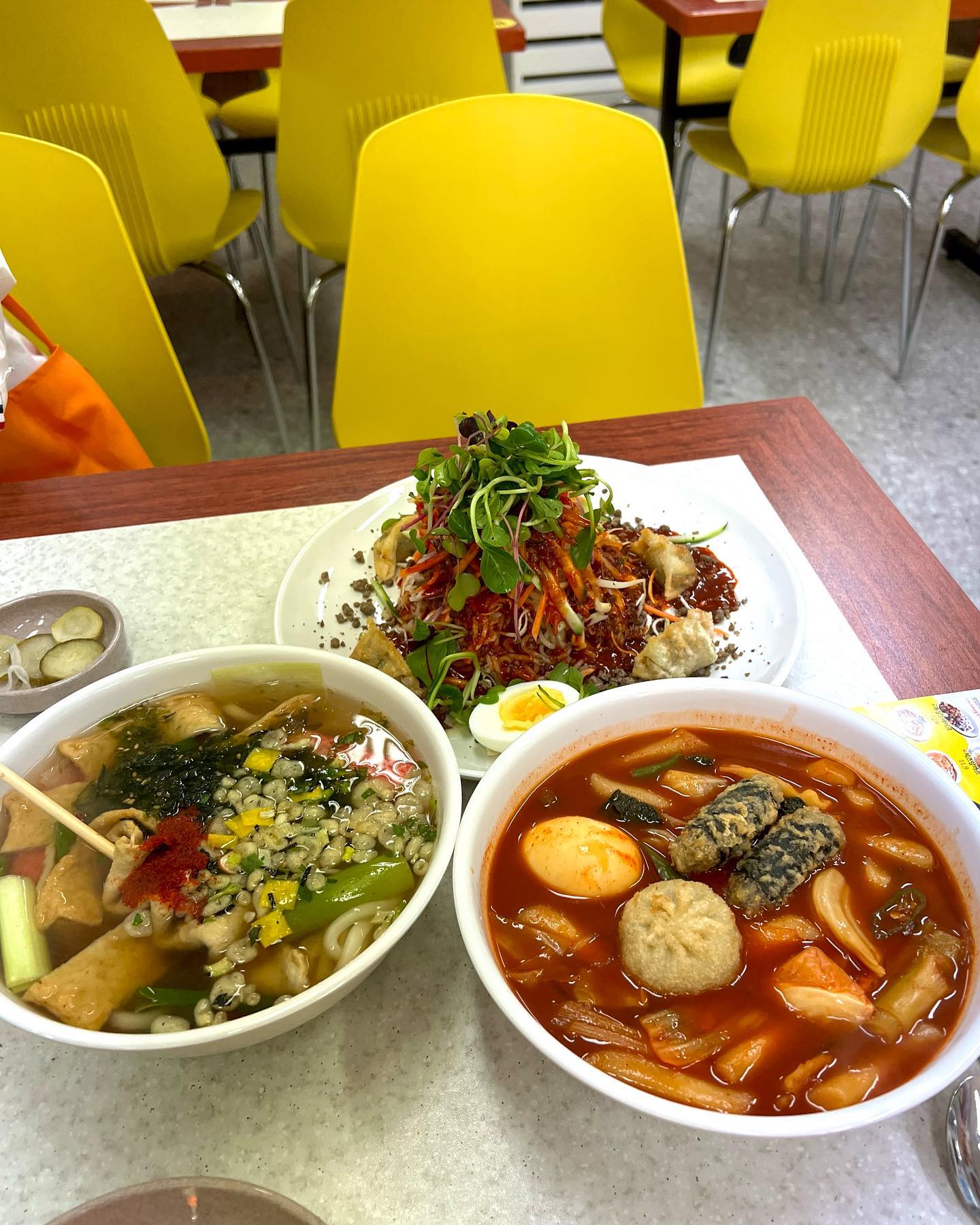 #협찬 #광주맛집 #먹킷_첨단
가게명 : #노랑분식
주소 : 광주 광산구 임방울대로801번길 26 1층
메뉴 : 버무리 떡볶이(9900), 쟁반소고기쫄면(9900), 얼큰오뎅우동(9900)

 ✔첨단에 새로운 분식집이 생겼다고 해서 다녀왔어요! 첨단병원 근처 식당 많은 곳에 위치해 있어요. 입구에 귀여운 병아리가 있으니 그거 보시고 찾으시면 될 것 같아요.

✔버무리 떡볶이는 떡과 당면, 만두튀김과 김말이 튀김 등이 들어있어요. 맛은 엽기떡볶이나 신전떡볶이처럼 자극적인 맛이 아닌 고추장과 양배추 맛이 나서 아이들과 함께 먹기도 나쁘지 않은 것 같아요. 

✔쫄면은 우리가 일반적으로 먹는 쫄면 사이드에 간 소고기를 듬뿍 올려 주시더라구요. 그래서인지 더 고소하고 씹는 맛도 있어서 맛있었어요. 콩나물과 각종 야채들도 듬뿍 올려주시고 옆에 만두도 함께 주셔서 든든하게 먹었어요.

✔얼큰오뎅우동은 오뎅꼬치 하나가 통채로 들어가 있어요! 띠뜻한 국물 먹고 싶었는데 위에고춧가루도 뿌려주셔서 칼칼하니 맛있게 먹었어요.

#협찬 #광주분식맛집 #광주쫄면맛집 #쌍암동맛집 #쌍암동분식 #광주첨단맛집 #광주북구맛집 #광주쫄면맛집 #노랑분식광주 #노랑분식 #분식맛집추천 #광주로제파스타맛집 #광주로제떡볶이맛집 #광산구맛집 #광산구맛집추천