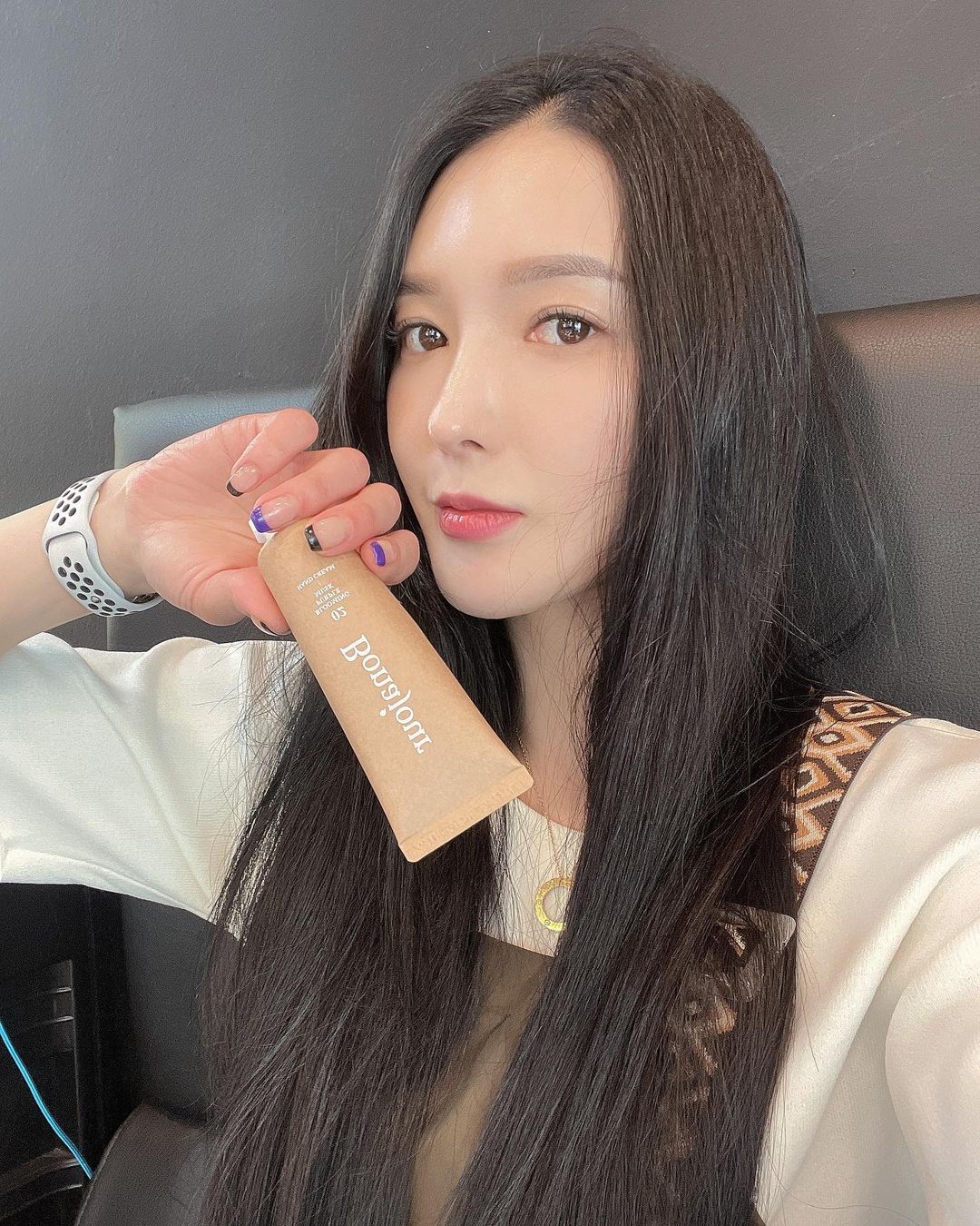 이솔유🤍 on Instagram: “#협찬 🏷보나쥬르 퍼퓸 핸드크림 향은 두가지✌️타입 ①워킹 인 더 로즈 가든 ②블루밍 바이올렛 머스크 손쓰는 헤어디자이너인 저한테는 무조건 필요한 #핸드로