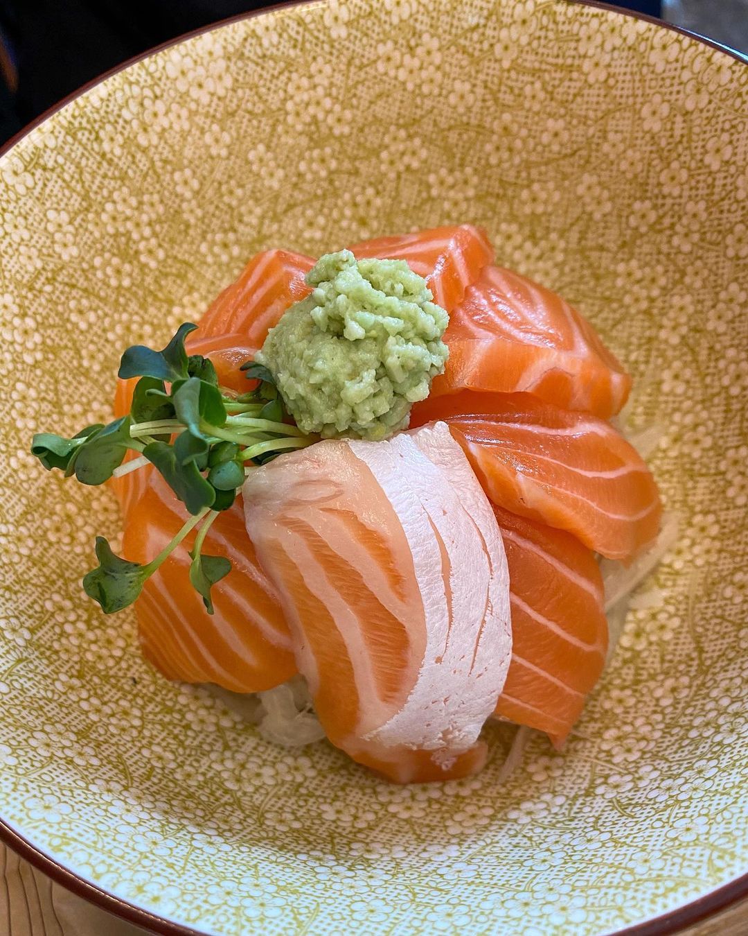 벚꽃🌸먹깨비 on Instagram: “면목동에 고급진 돈까스집이 생겼어요! 🍱🍣 신호등 바로 맞은편에서 저희를 반겨주는 금빛 문을 발견했지요 ㅎㅎ . 동네에 멀리 안나가고 조용해서 혼밥하기