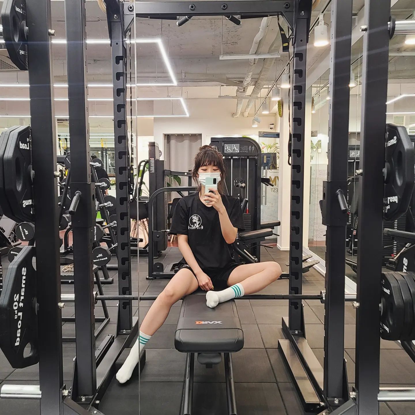 #어제보다강해진나

빵민,,,, 과연,,, 강해지고 있는 ,, 걸가..?
TRX에서 코어하고 오랜만에 등 운동하는데
어깨도 안 펴지는 것 같고
승모는 아픈데 등에는 느낌이 1도 안 오고
새로 만난 기구는 손 잡는 것부터 발판까지 다 어색하고
흑흑 눈물만...💧

기구탓을 하는 건 내가 잘 못해서겠지...
진정한 장인은 연장탓을 하지 않는다 흑흑 흑흑흑

그래도 트쌤이 속상해하지 말라고 해준 말이 도움이 되었음❤️‍🩹
잘하고 있으니 조급해하지 말고
일희일비하지 말라고,,, 하셨는데
내 몸이 답답한 나는 그게 너무 어렵당🙃
하지만 힘내야짓!!!!!!!
힘 안 내면 어쩔 건ㄷㅔ,,,
이왕 하는 거 좋은 맘으로 하잣!!!!!
그리고 어차피 시간은 나의 의지와 상관없이 흘러간당
그 안에서 내가 할 수 있는 것을 하잣‼️‼️‼️
